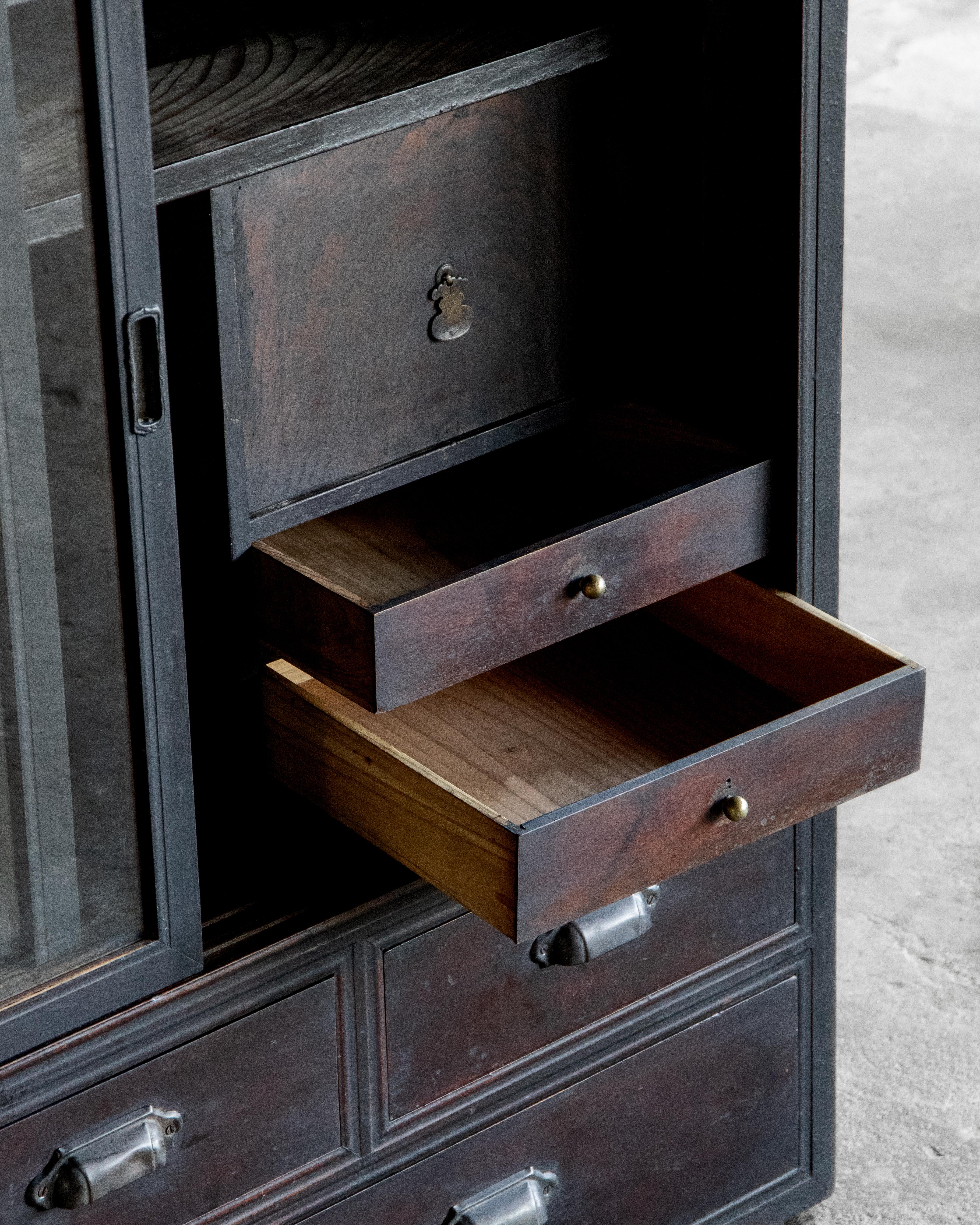 Mobile antico giapponese con ante in vetro, epoca Taisho (1912-1926), Wabi-Sabi in vendita 10