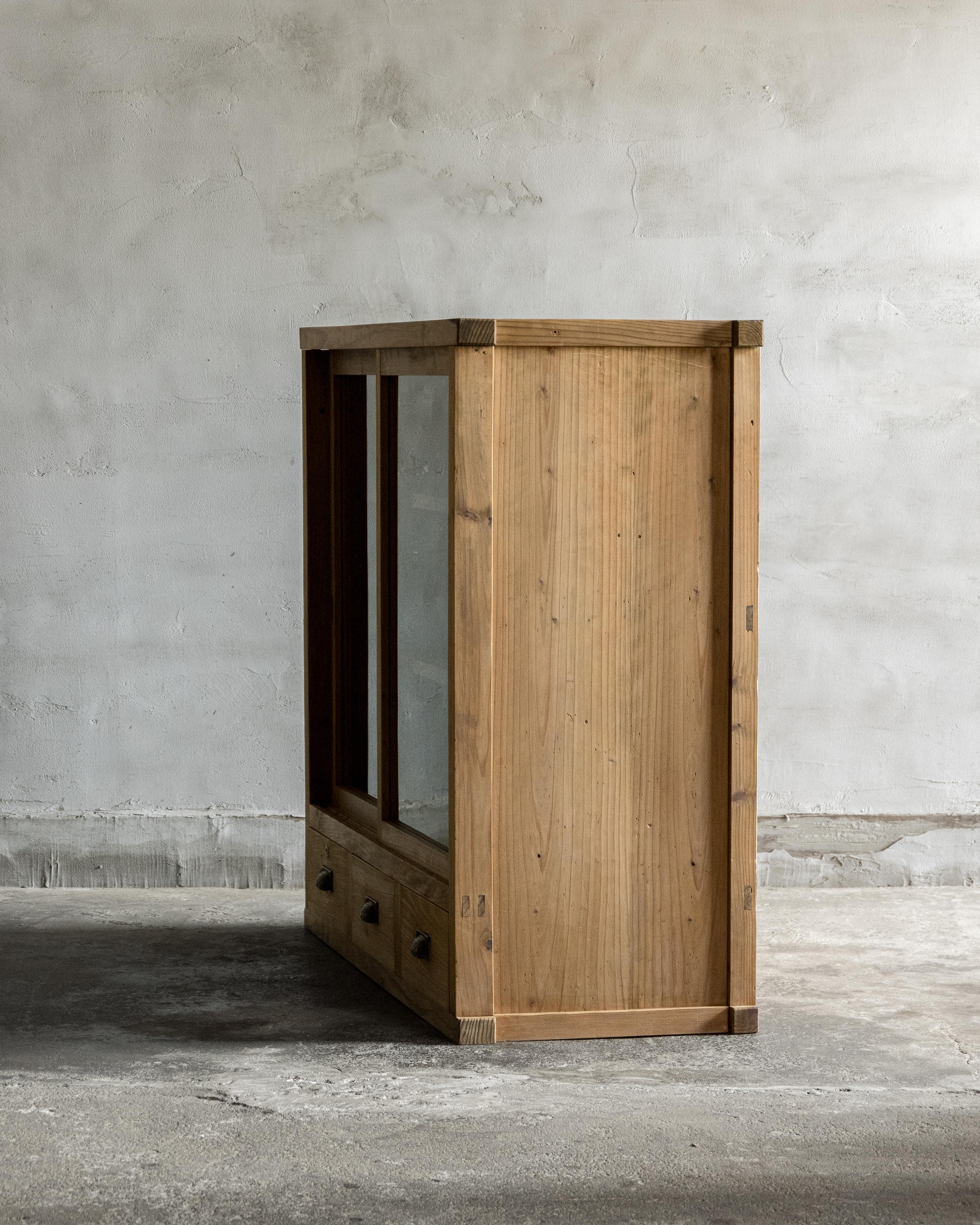 Mobile antico giapponese con ante in vetro, epoca Taisho (1912-1926), Wabi Sabi in vendita 10