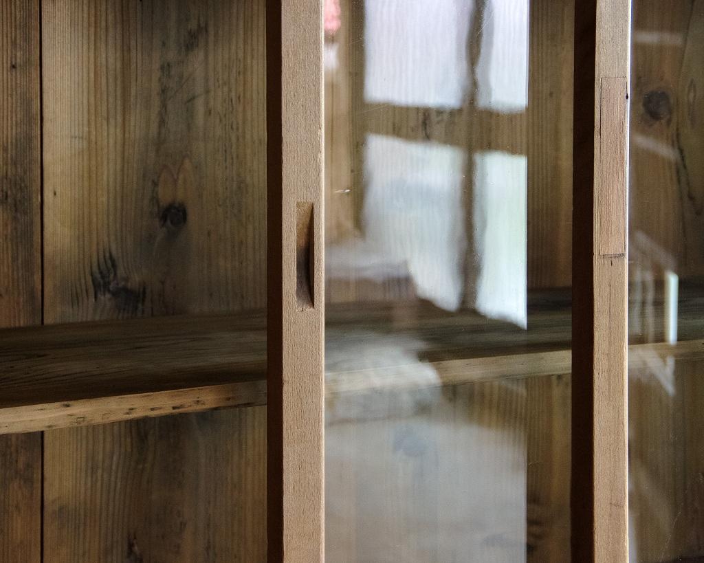 Antiker japanischer antiker Schrank mit Glastüren, Taisho-Ära '1912-1926', Wabi Sabi im Angebot 11