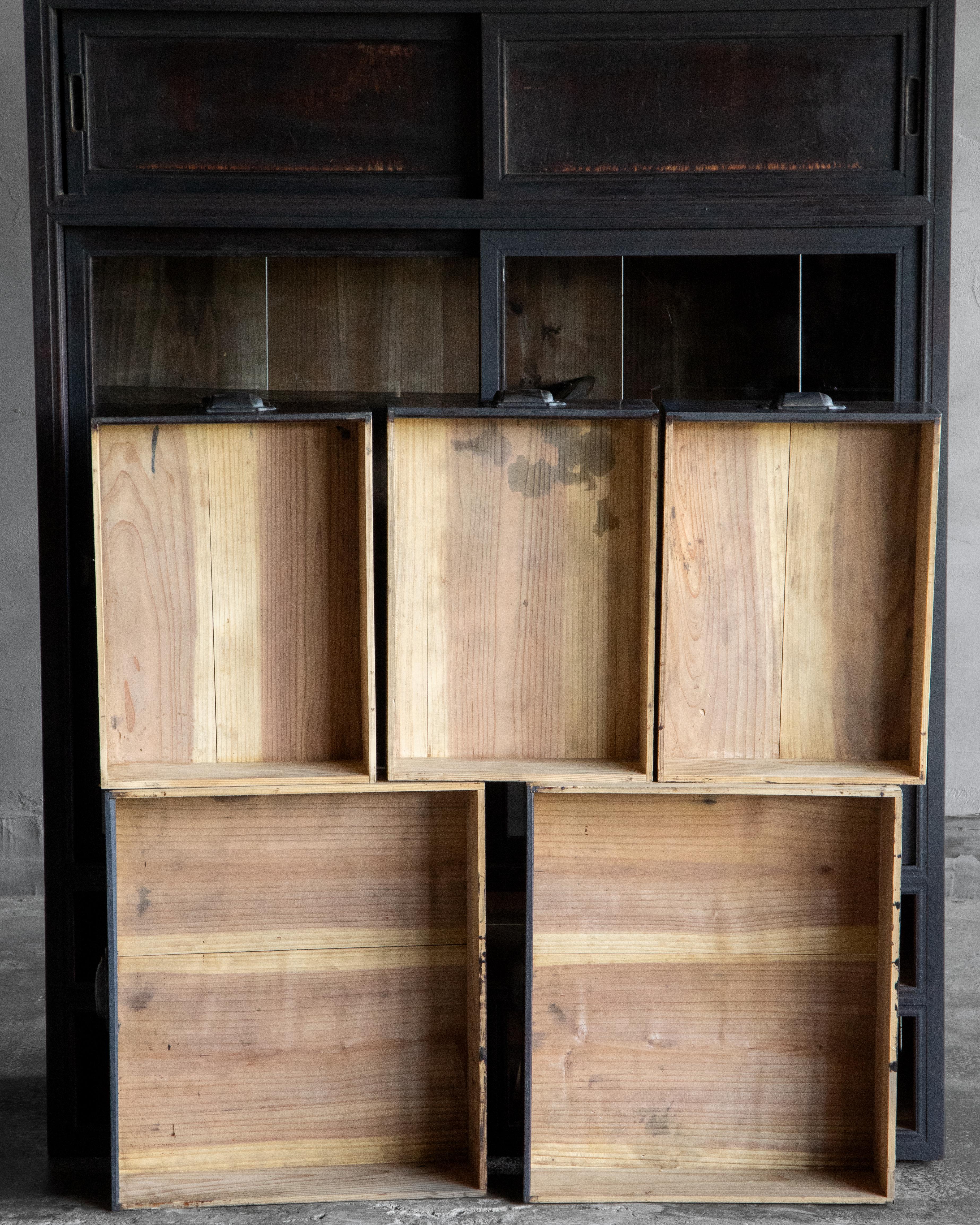 Mobile antico giapponese con ante in vetro, epoca Taisho (1912-1926), Wabi-Sabi in vendita 13