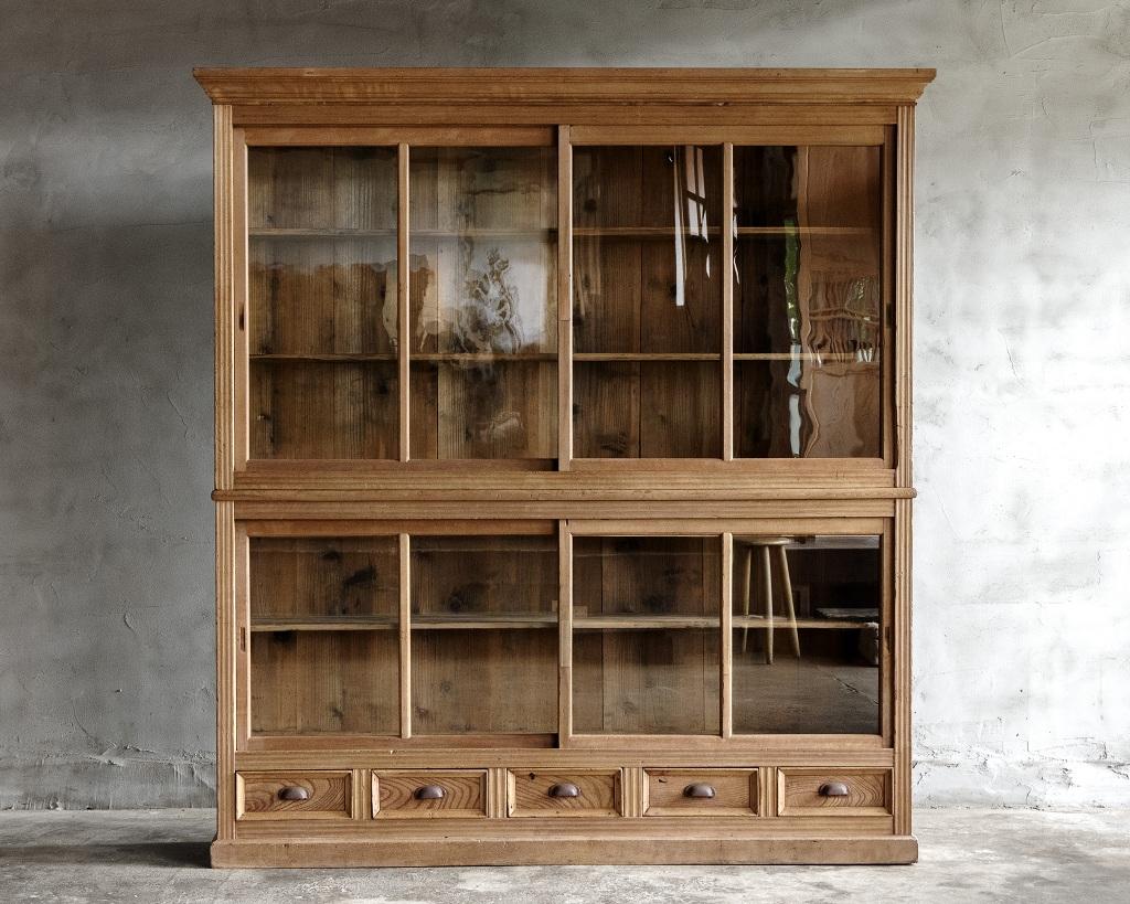 Dieser antike Schrank wurde in der Taisho-Ära (1912-1926) hergestellt.

 Er ist mit einer Glasfront ausgestattet und hat ein größeres Gehäuse. Der aus Katsura-Holz gefertigte Schrank hat eine glatte, feine Maserung und einen einzigartigen