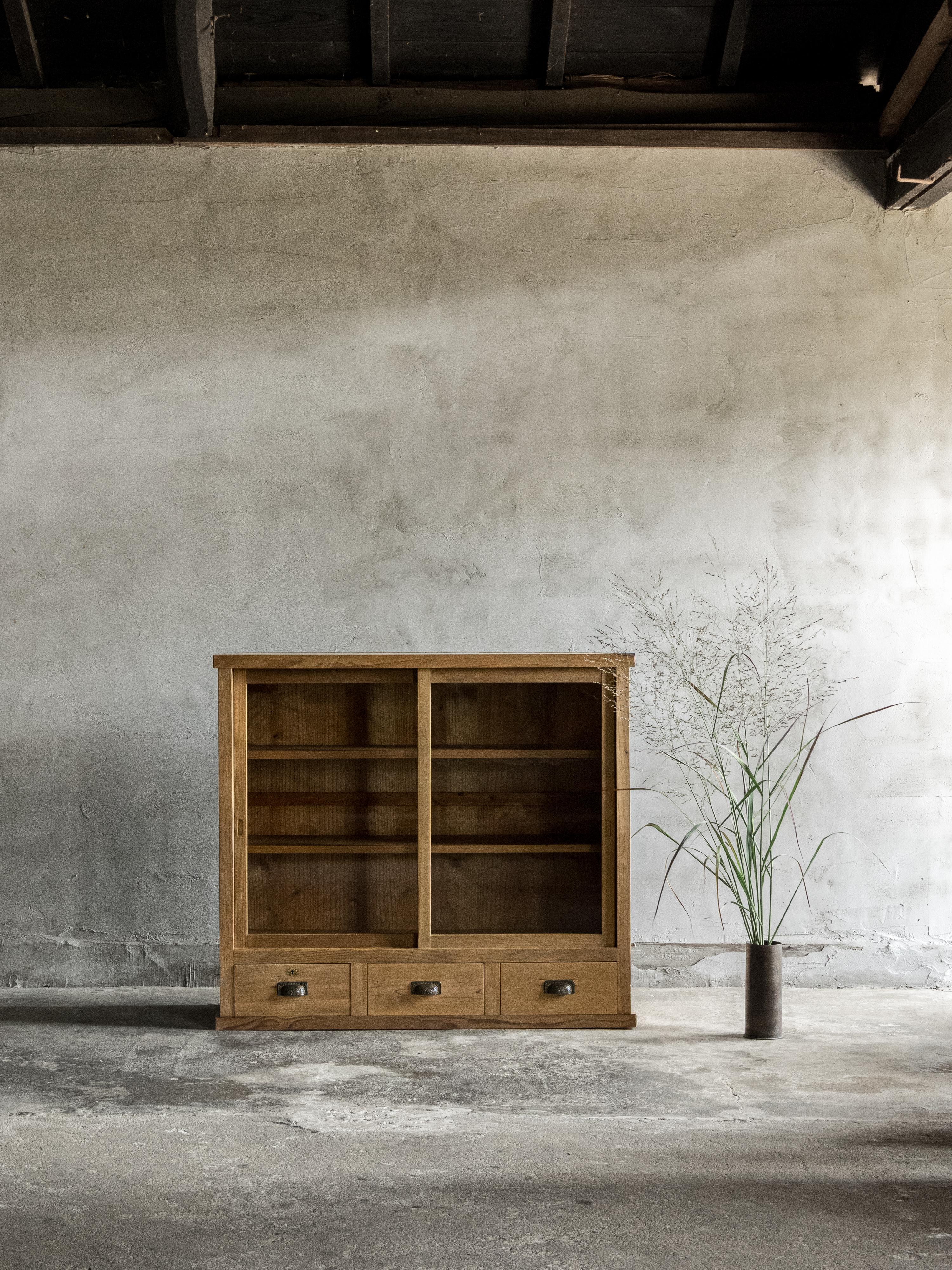 Mobile antico giapponese con ante in vetro, epoca Taisho (1912-1926), Wabi Sabi in vendita 14