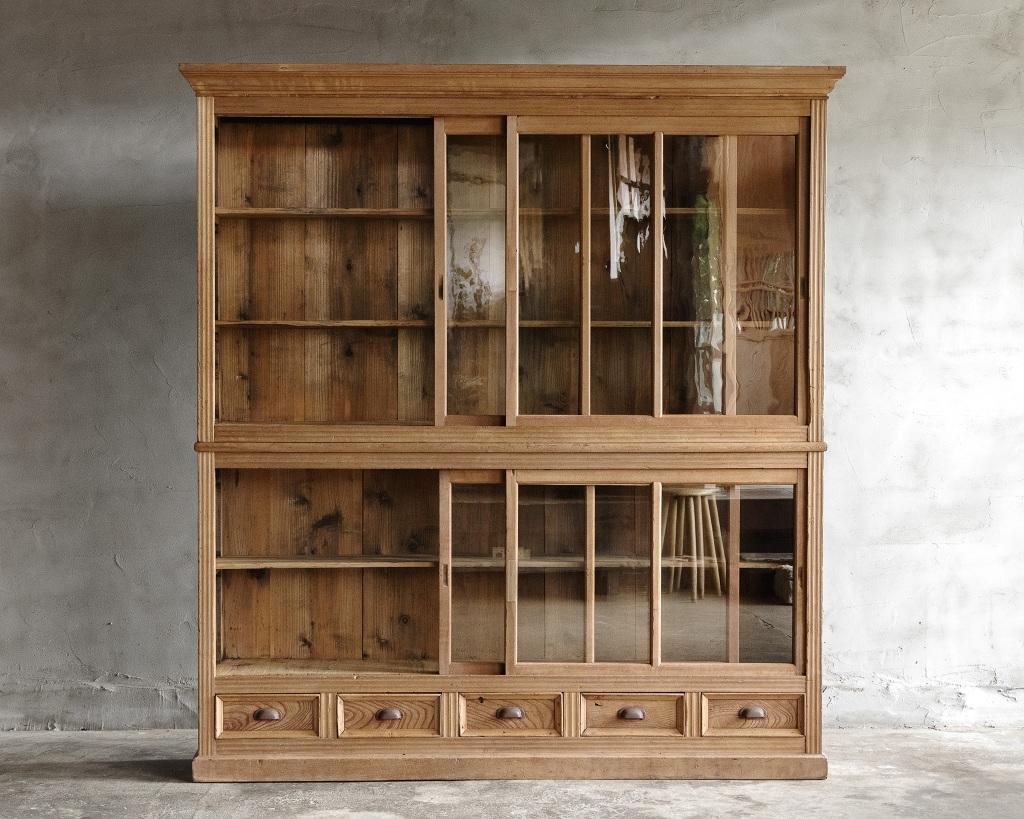 Japanese Antique Cabinet with Glass Doors, Taisho Era '1912-1926', Wabi Sabi In Good Condition In Hitachiomiya-shi, 08