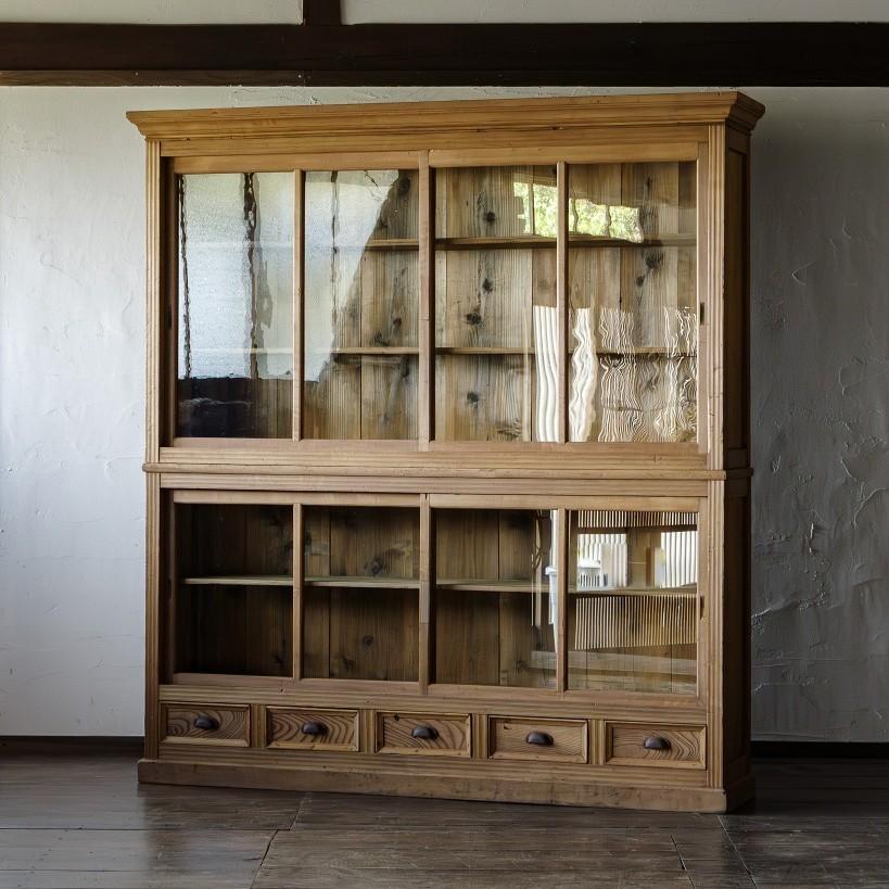 Antiker japanischer antiker Schrank mit Glastüren, Taisho-Ära '1912-1926', Wabi Sabi (Japanisch) im Angebot