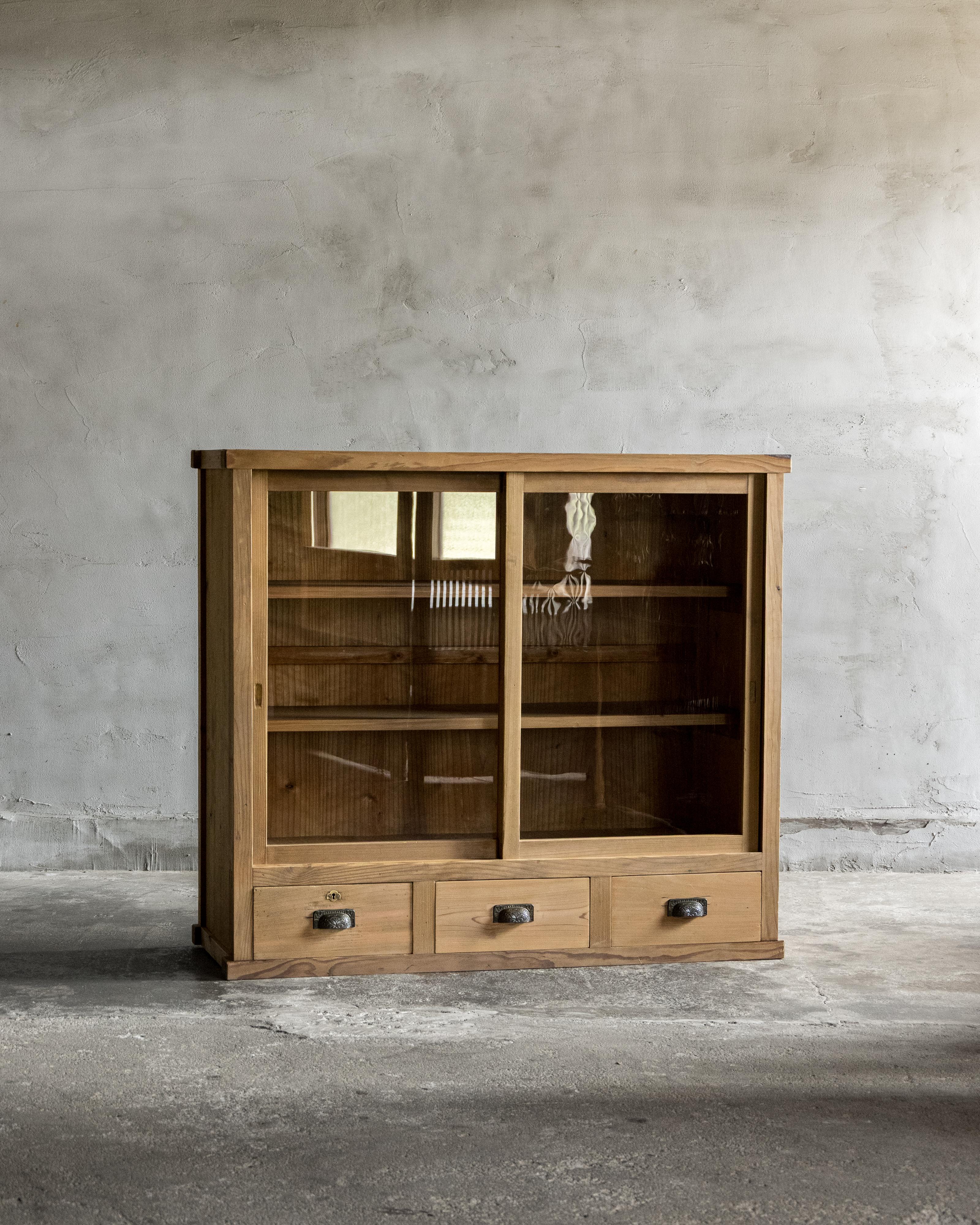 Giapponese Mobile antico giapponese con ante in vetro, epoca Taisho (1912-1926), Wabi Sabi in vendita