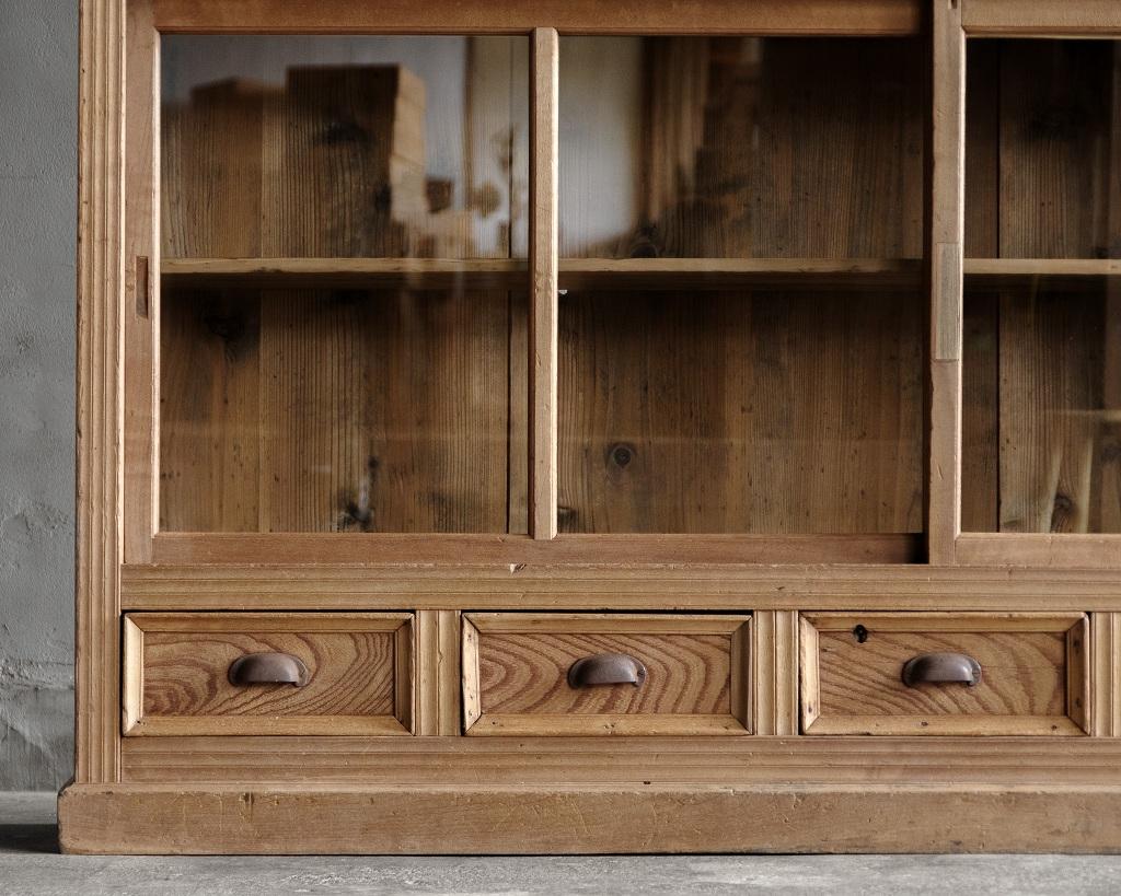 Antiker japanischer antiker Schrank mit Glastüren, Taisho-Ära '1912-1926', Wabi Sabi im Zustand „Gut“ im Angebot in Hitachiomiya-shi, 08