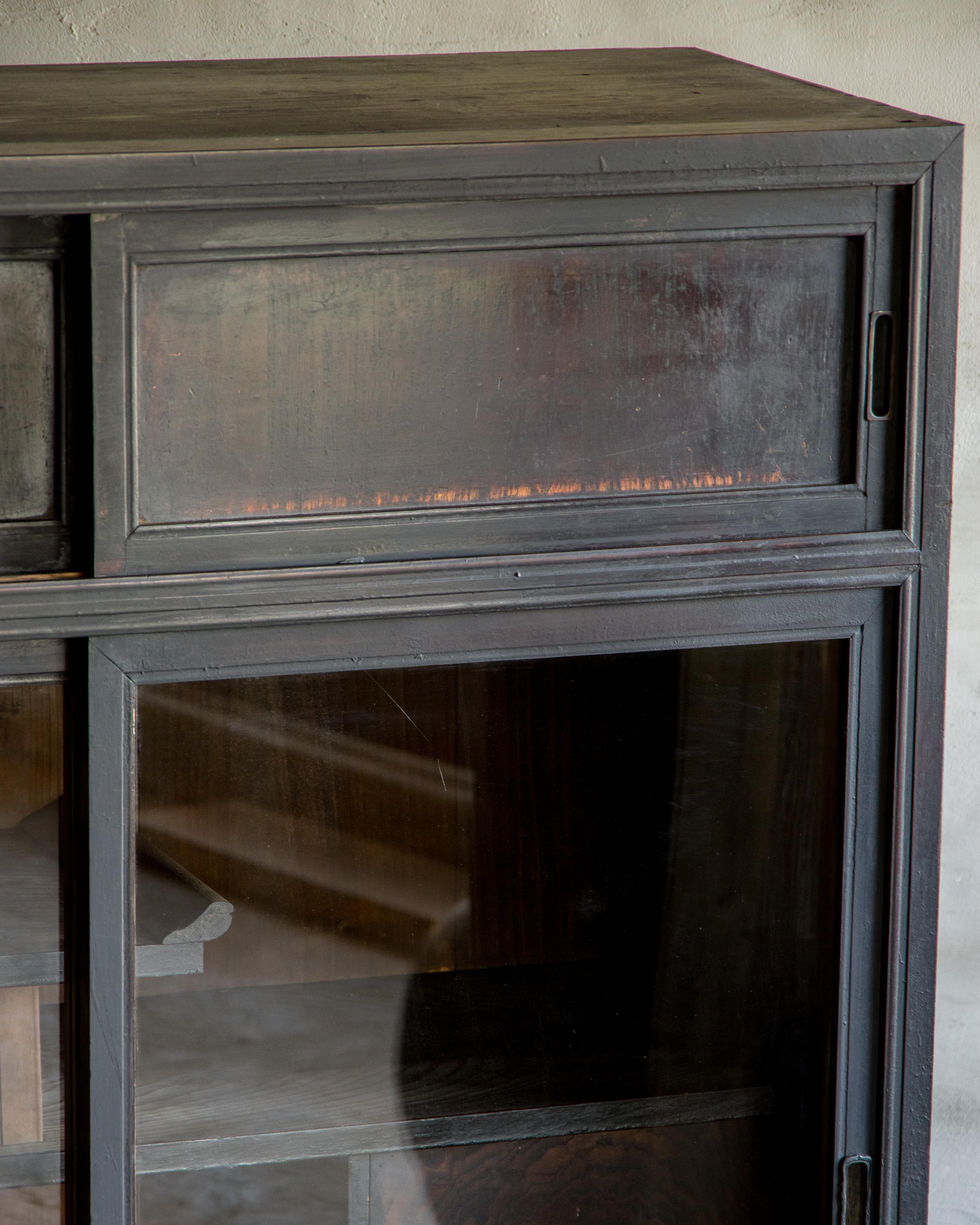 Mobile antico giapponese con ante in vetro, epoca Taisho (1912-1926), Wabi-Sabi In condizioni buone in vendita a Hitachiomiya-shi, 08