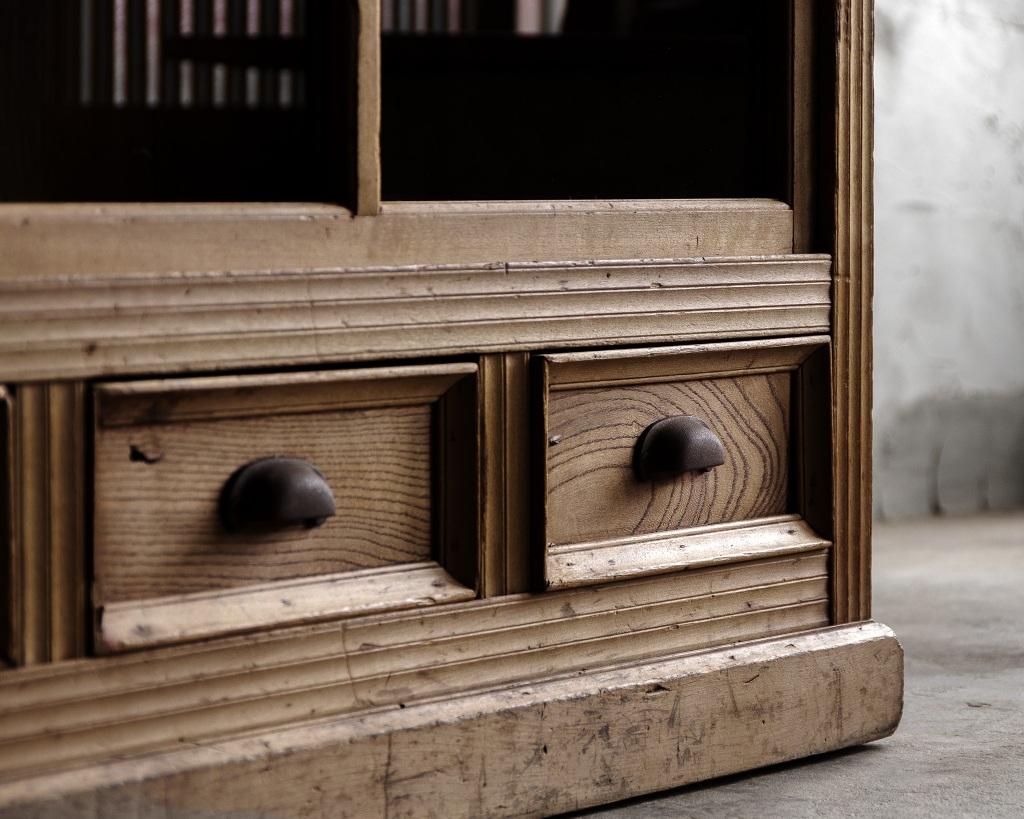 Antiker japanischer antiker Schrank mit Glastüren, Taisho-Ära '1912-1926', Wabi Sabi (20. Jahrhundert) im Angebot