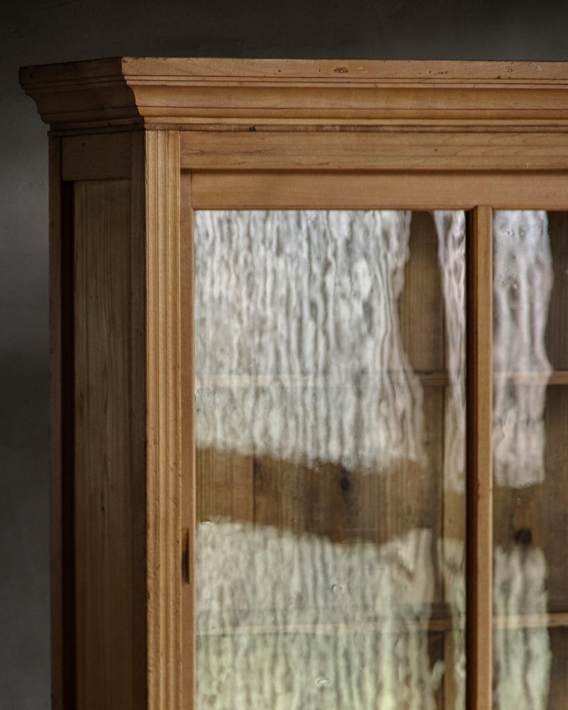 Antiker japanischer antiker Schrank mit Glastüren, Taisho-Ära '1912-1926', Wabi Sabi (Holz) im Angebot