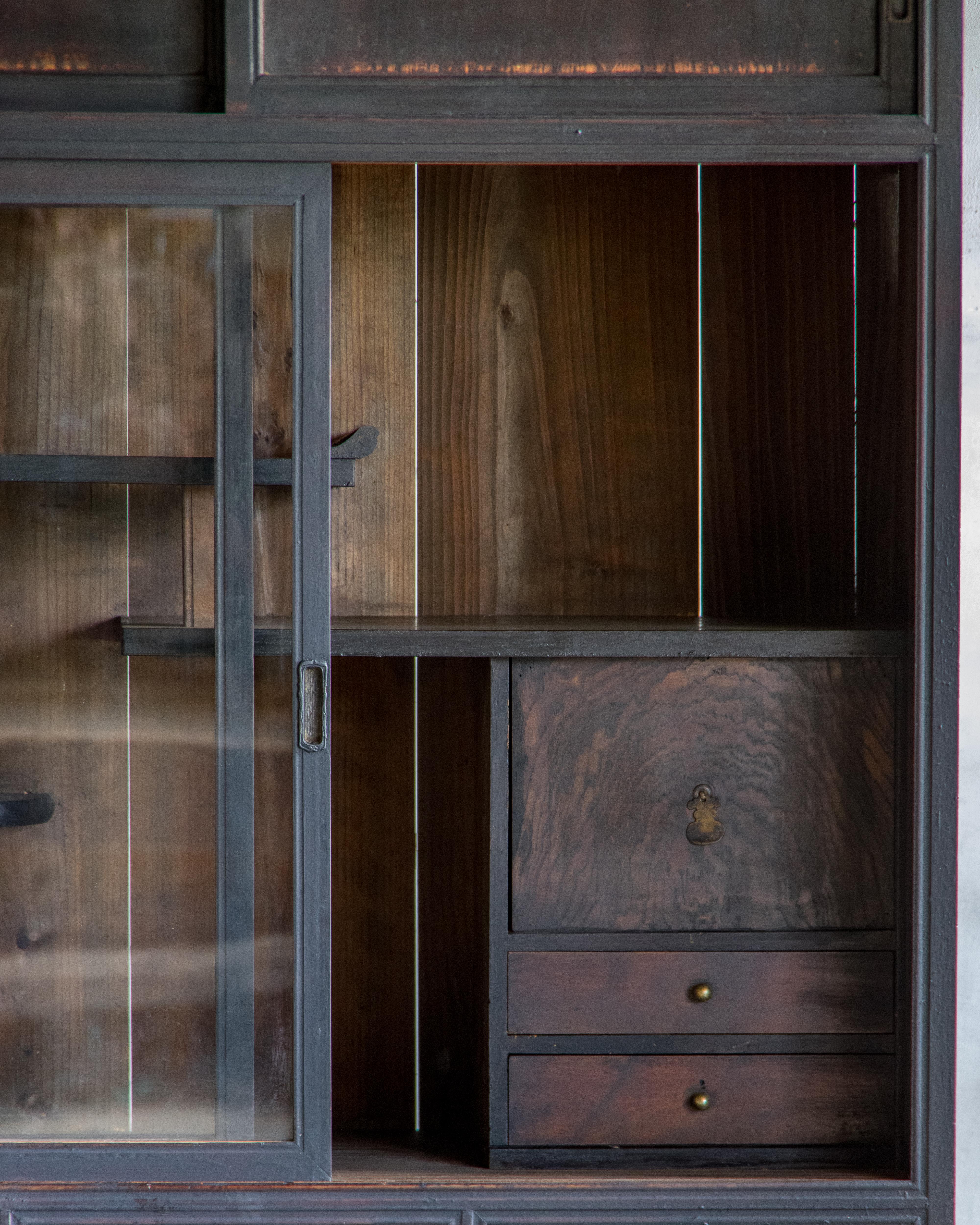 Legno Mobile antico giapponese con ante in vetro, epoca Taisho (1912-1926), Wabi-Sabi in vendita