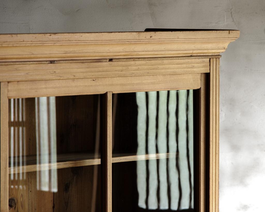 Antiker japanischer antiker Schrank mit Glastüren, Taisho-Ära '1912-1926', Wabi Sabi im Angebot 1