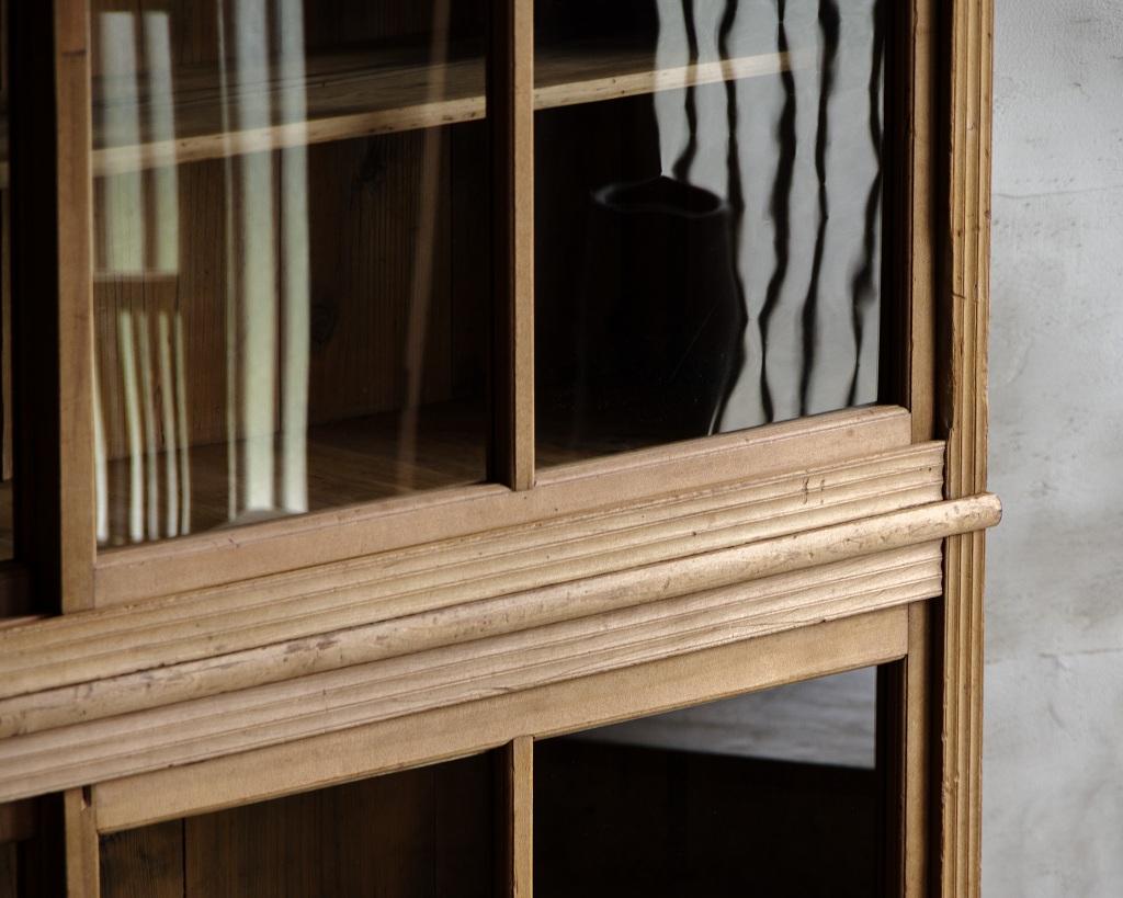 Antiker japanischer antiker Schrank mit Glastüren, Taisho-Ära '1912-1926', Wabi Sabi im Angebot 2