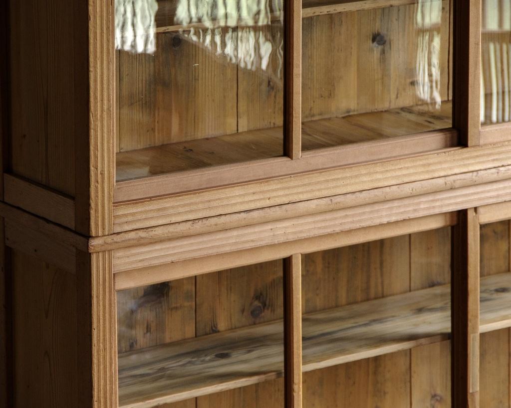 Antiker japanischer antiker Schrank mit Glastüren, Taisho-Ära '1912-1926', Wabi Sabi im Angebot 3