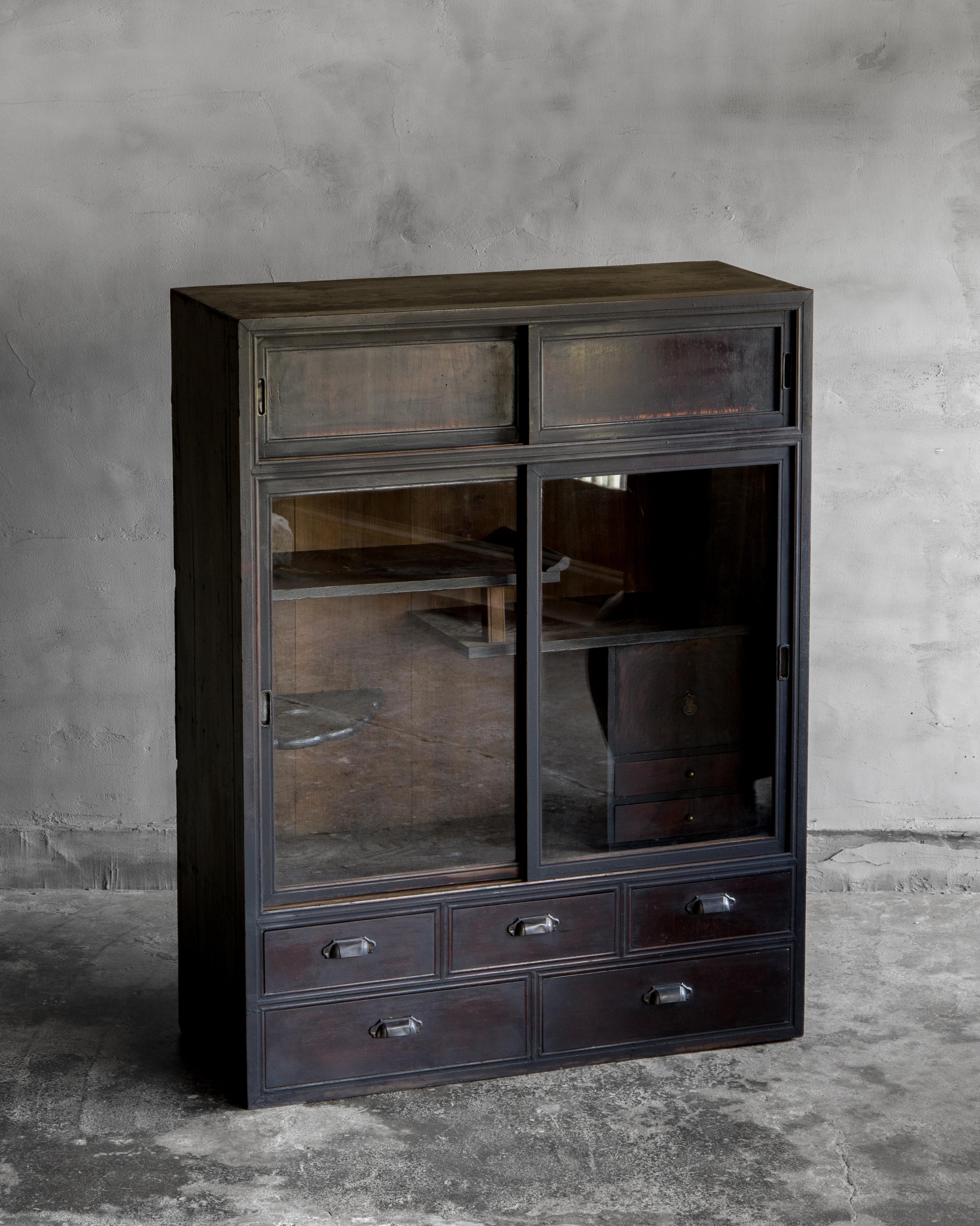 Mobile antico giapponese con ante in vetro, epoca Taisho (1912-1926), Wabi-Sabi in vendita 3