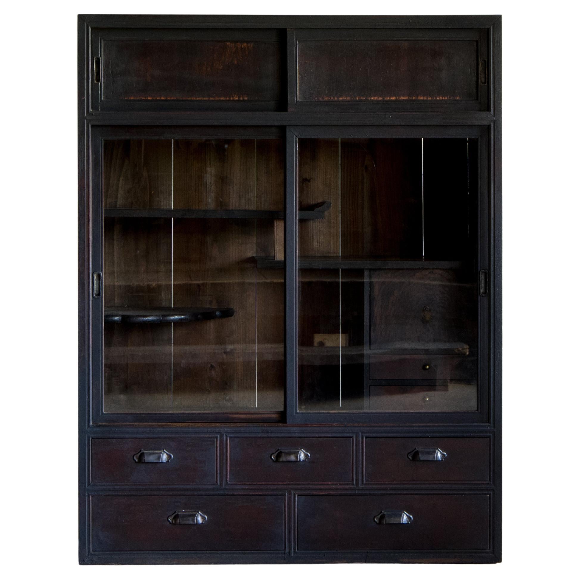 Mobile antico giapponese con ante in vetro, epoca Taisho (1912-1926), Wabi-Sabi in vendita