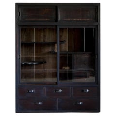 Mobile antico giapponese con ante in vetro, epoca Taisho (1912-1926), Wabi-Sabi