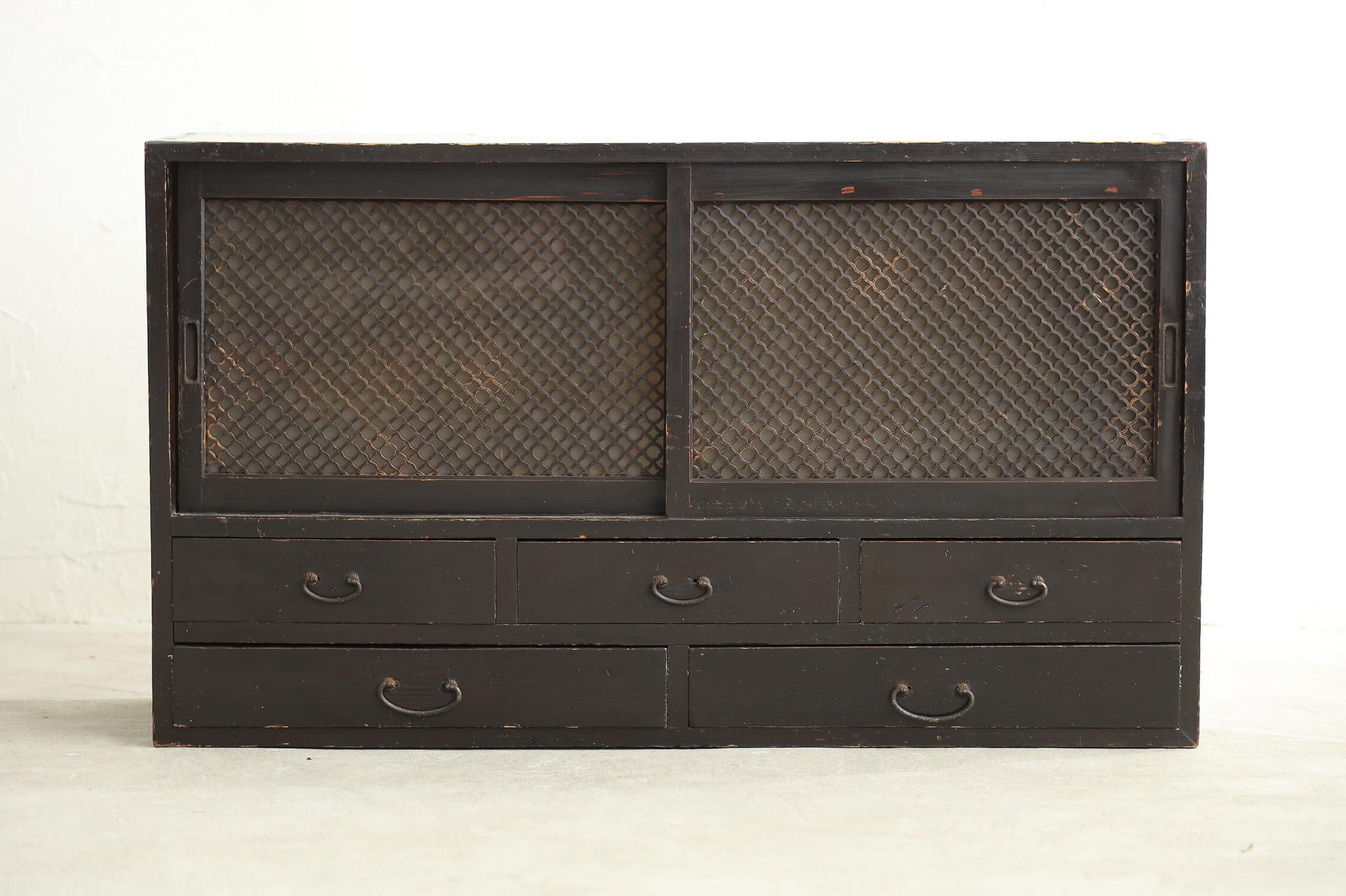 Se trata de una estantería de almacenamiento de buen gusto de estilo japonés fabricada en el periodo Meiji.

De madera de cedro duradera. La puerta corredera está decorada con un delicado cristal esmerilado y celosías de madera, lo que la hace a la