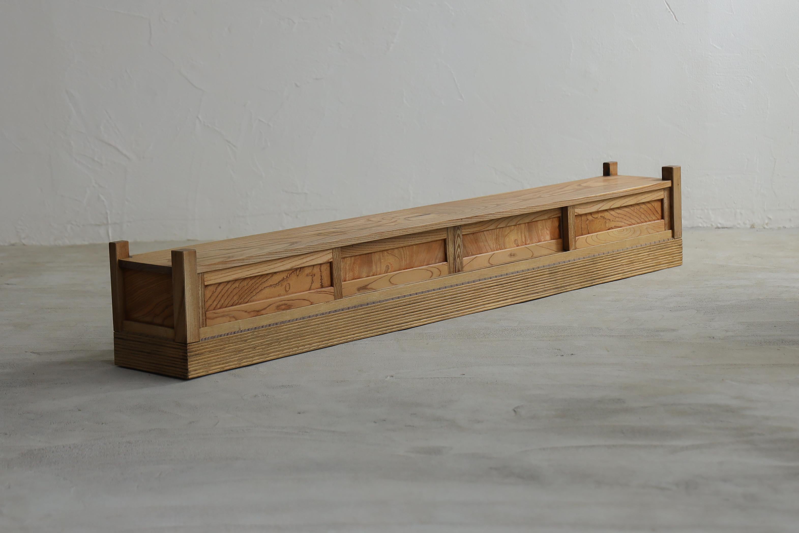 Il s'agit d'un ancien lowboard fabriqué au Japon. Au Japon, il était utilisé comme revêtement de sol.

Un plancher est une plate-forme qui peut être déplacée, comme les planches d'un tokonoma, indispensable dans les pièces de style japonais. Le sol