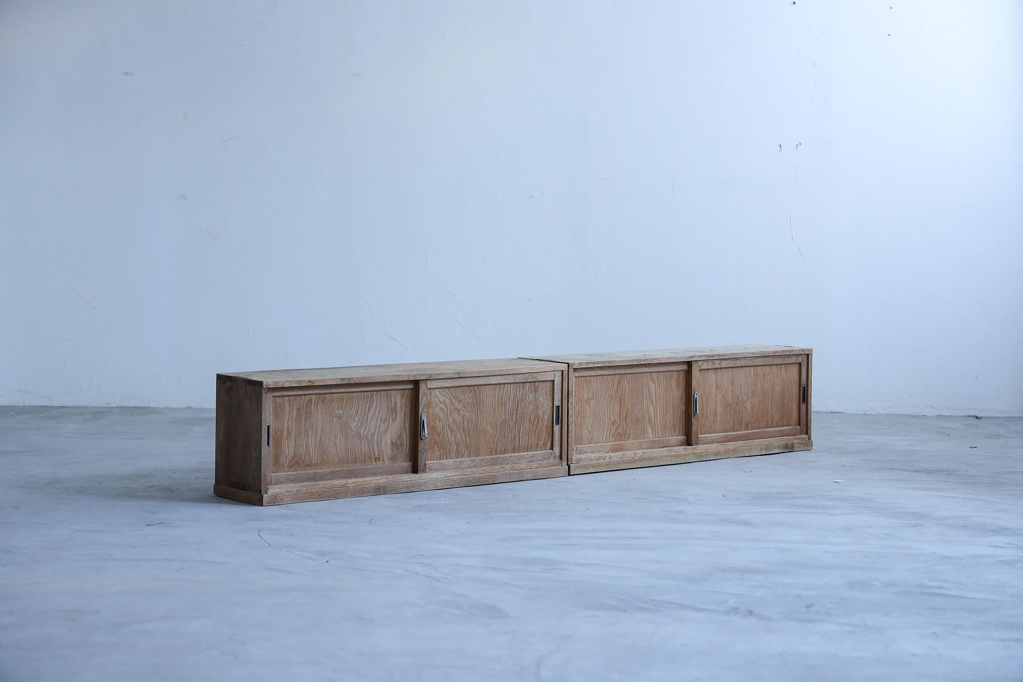 A pair of antique Japanese lowboards.

Made of high-quality oak wood, it has a deep texture that comes from years of use.

The simple yet powerful wood grain stands out, creating a simple yet striking design.

If you place two of them side by side,