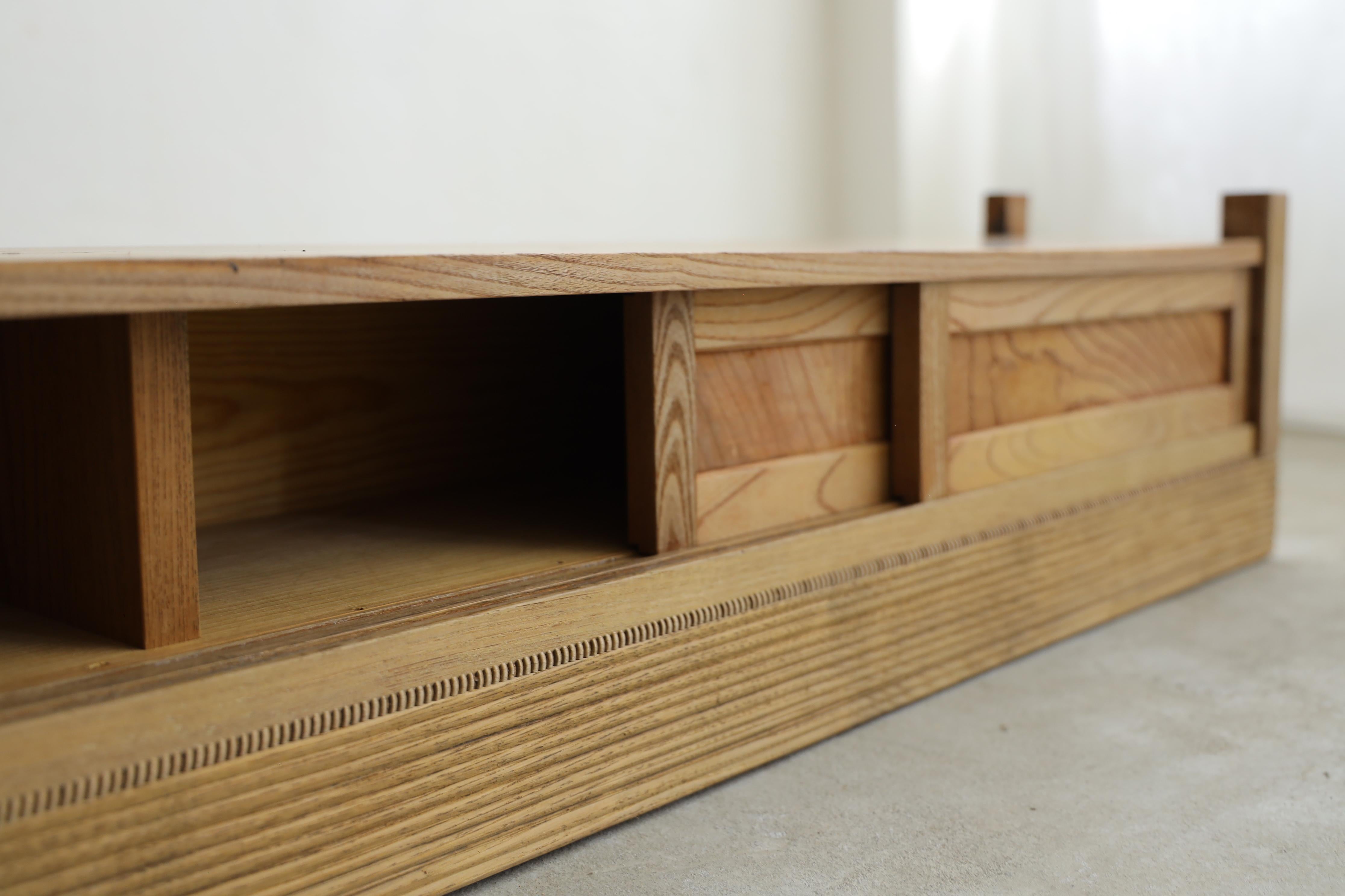Meubles de rangement japonais anciens de rangement bas, Wabi Sabi, Japandi en vente 1