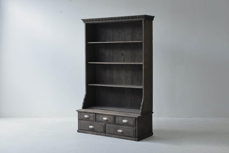 This is a Japanese antique cabinet produced in the Taisho period.

This furniture was produced with the same traditional and advanced techniques as Japanese shrines.

Our top-notch craftsmen have repaired the entire structure and drawers to