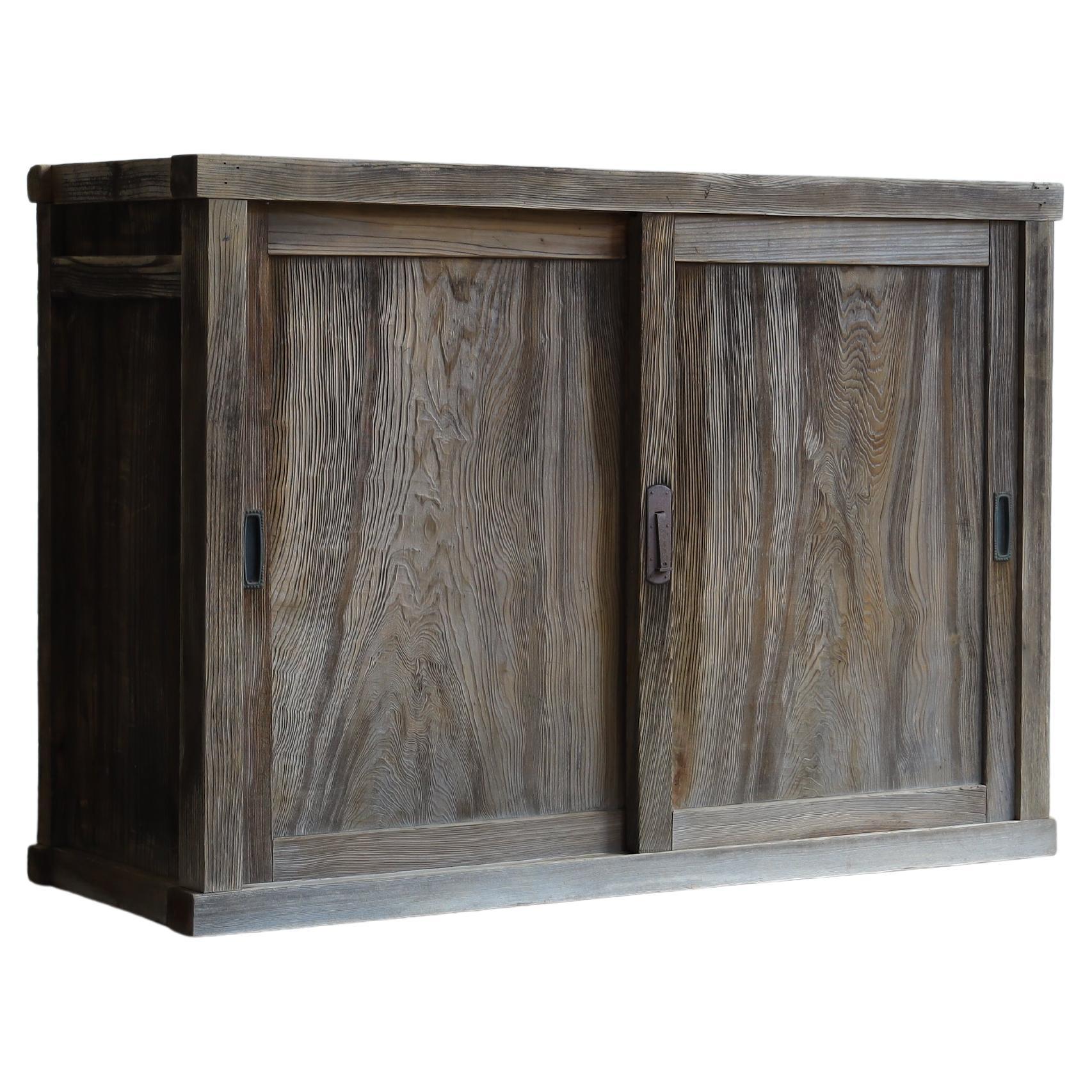 This is a Japanese antique cabinet made in the Meiji period.

This is a masterpiece that highlights traditional techniques and craftsmanship, and has two shelves with sliding doors.

The material used is Japanese cedar, and it has been processed