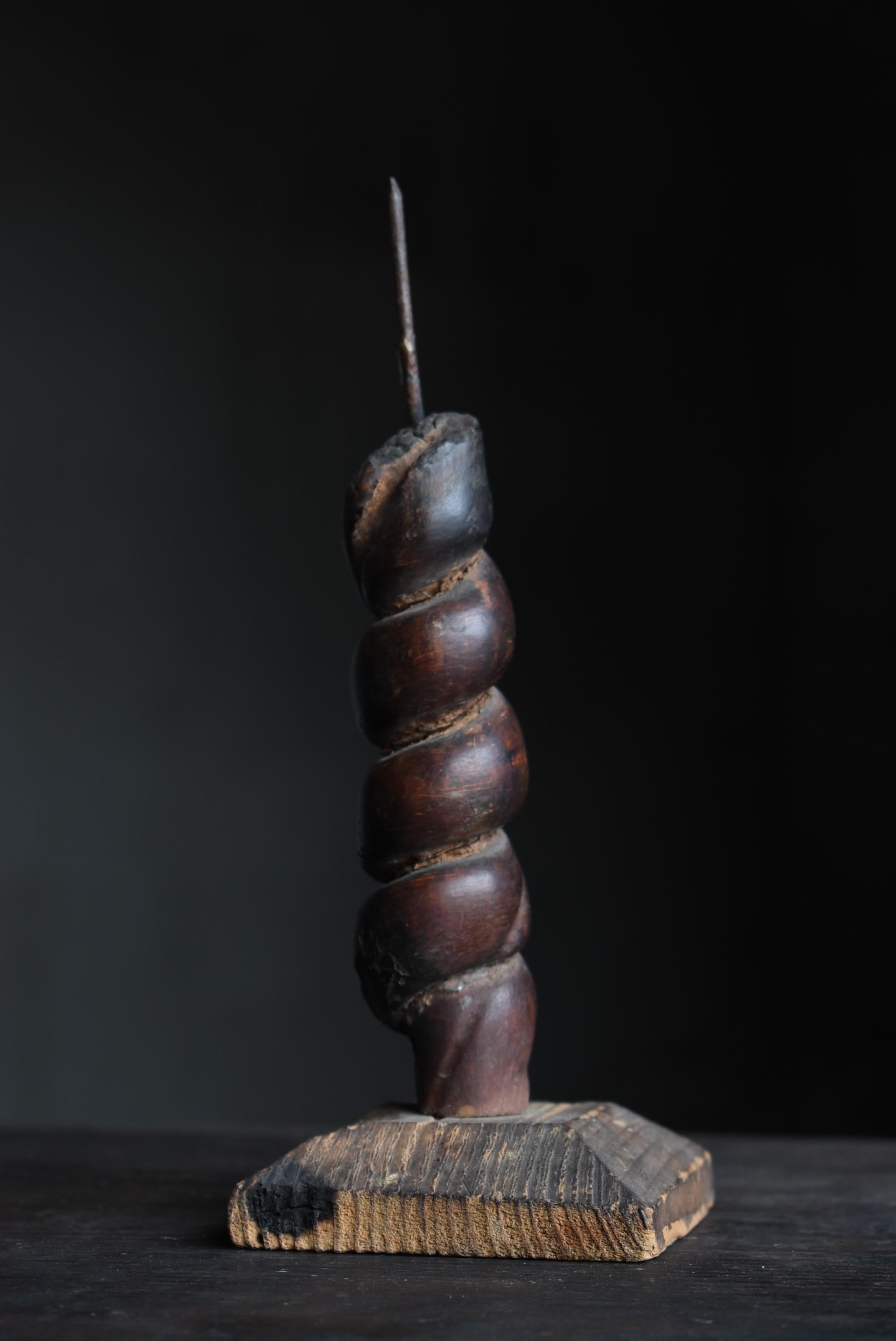Antiker japanischer antiker Kerzenständer 1800er-1860er Jahre / Mingei-Objekt Wabisabi, Wabisabi (Zedernholz) im Angebot