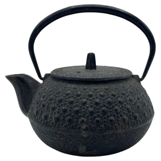 https://a.1stdibscdn.com/japanese-antique-cast-iron-tea-pot-hexagon-1980s-for-sale/f_63252/f_371932121700588622237/f_37193212_1700588622775_bg_processed.jpg?width=520