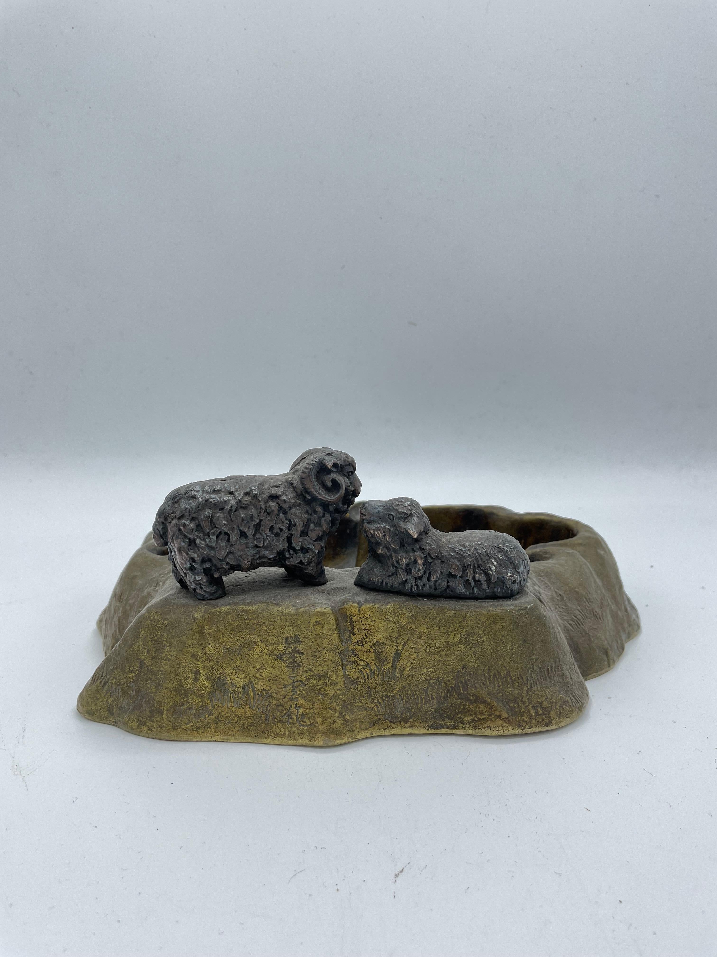 Japanese Antique Casting Copper Tray with Sheeps by Houun Harada In Good Condition For Sale In Paris, FR