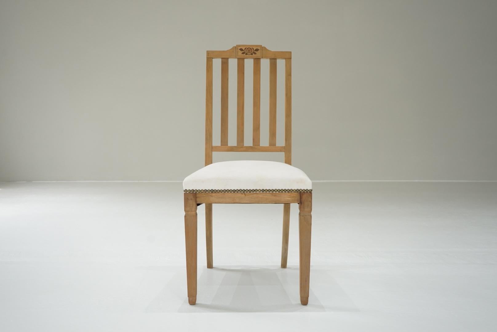 Se trata de una antigua silla de comedor japonesa.
El marco es de madera de cerezo.
El dibujo del respaldo está decorado con marquetería.
Se fabricó hacia mediados de la era Showa.
En Japón no existía la cultura de sentarse en sillas, por lo que no