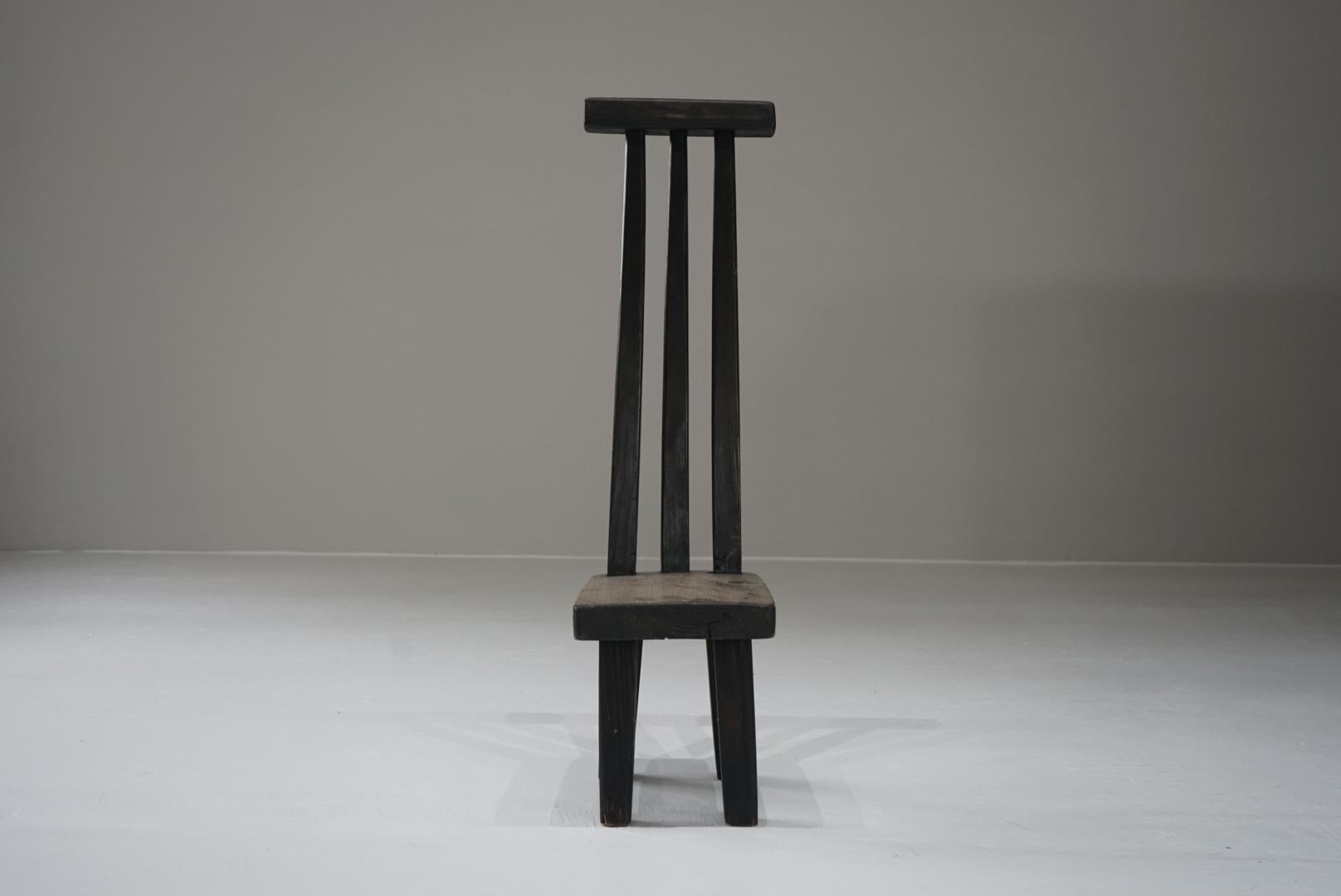 This is an old Japanese chair.
Perhaps it was hand-made by people long ago for their children?
It has a handmade feel and is very charming.
Currently it is possible to sit on it, but it is not sturdy enough to function as a chair, so please enjoy it