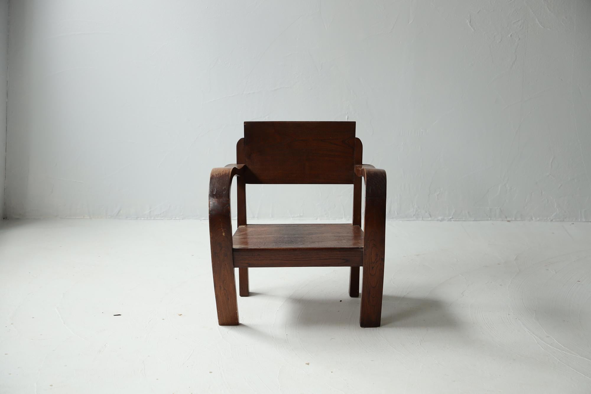 This is a Japanese chair.
It is from the Taisho period.
The material is Japanese zelkova wood.
It is rustic and tasteful, reminiscent of the world of “Wabi Sabi”.

The design is detailed but simple.
This chair is a concentrated example of the