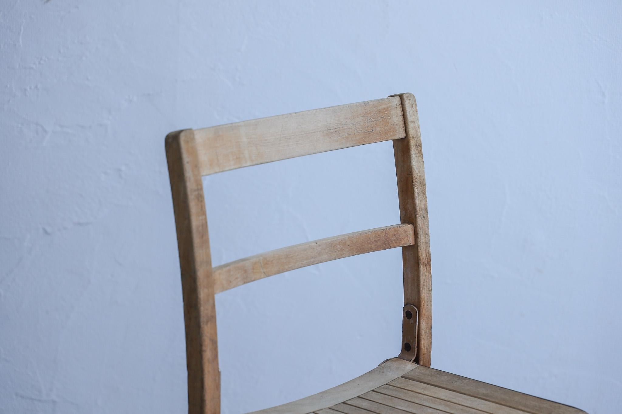 This is an antique Japanese chair from the early Showa period.

Made of beech wood, this simple design is in keeping with the Japanese aesthetic. Its smooth grain and deep color that has developed over the years are appealing.

The curved iron
