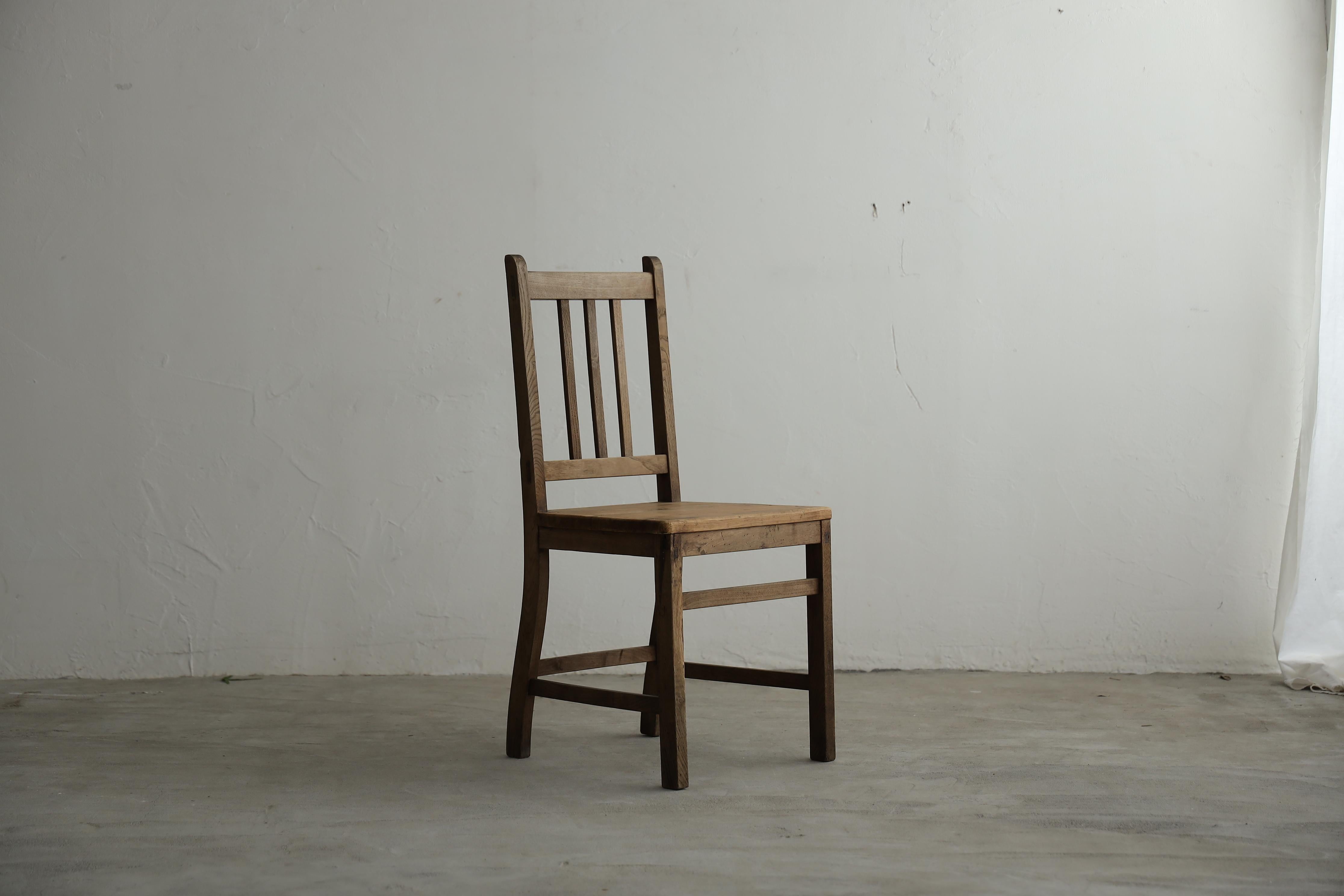 This antique chair has a straight-lined, simple design, but the graceful curve at the base gives it an air of elegance.

The aged oak frame has an exquisitely aged look that gives it a modern impression.

The seat is made of cedar, a soft material