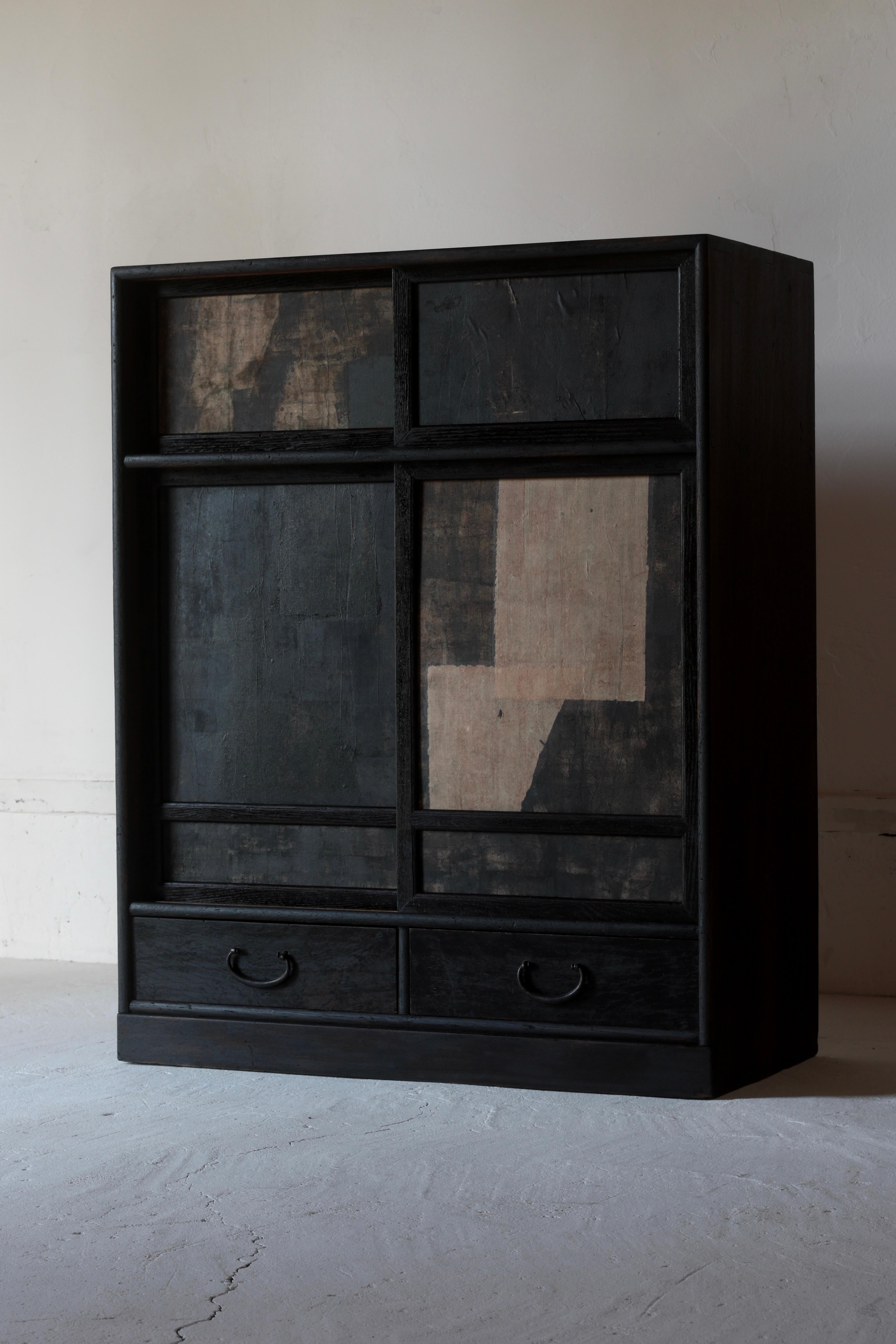 This is an old Japanese Cha-Tansu.

It is a Japanese-style furniture with shelves, different shelves and drawers for storing tea utensils, confectionery vessels, tableware, etc.

It is a furniture that is often placed and used in the tea room, and