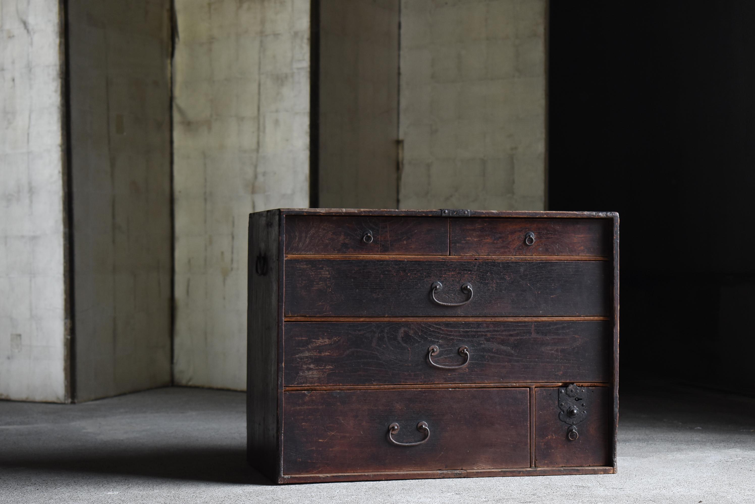 This is an old drawer storage made in Japan.
This furniture was made during the Meiji period (1860s-1900s) and is a valuable piece of furniture that has transcended time and remains today. The drawer fronts are made of zelkova wood, and the