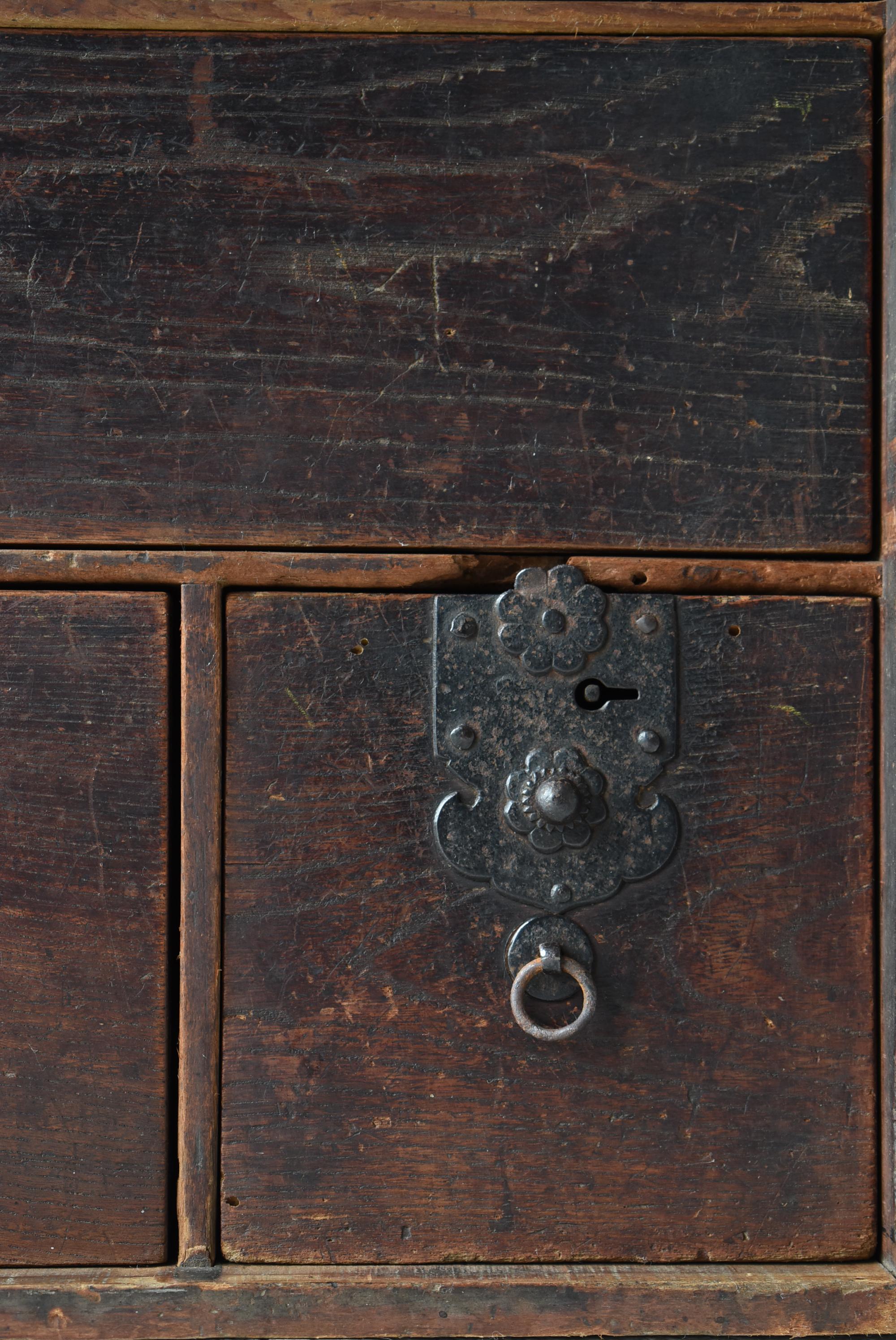 Japanese Antique Chest of Drawers 1860s-1900s / Tansu Nightstand Wabi Sabi en Bueno estado para la venta en Chōsei District Nagara, JP