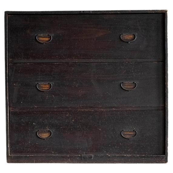 Esta cómoda antigua se fabricó en la Era Meiji (1868-1912). 

El acabado en urushi (laca japonesa), con sutiles toques de marrón bajo la superficie, refleja el paso del tiempo. Con el paso de los años, su proceso natural de envejecimiento ha