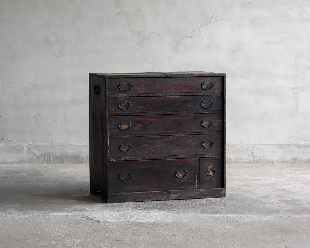 This is a Japanese antique chest of drawers.
It was made in the Meiji period(1868-1912).

It is adorned with lacquer, and the ink-black accents further emphasize its depth and ambiance.Its unique hue and design bring an elegant accent to any