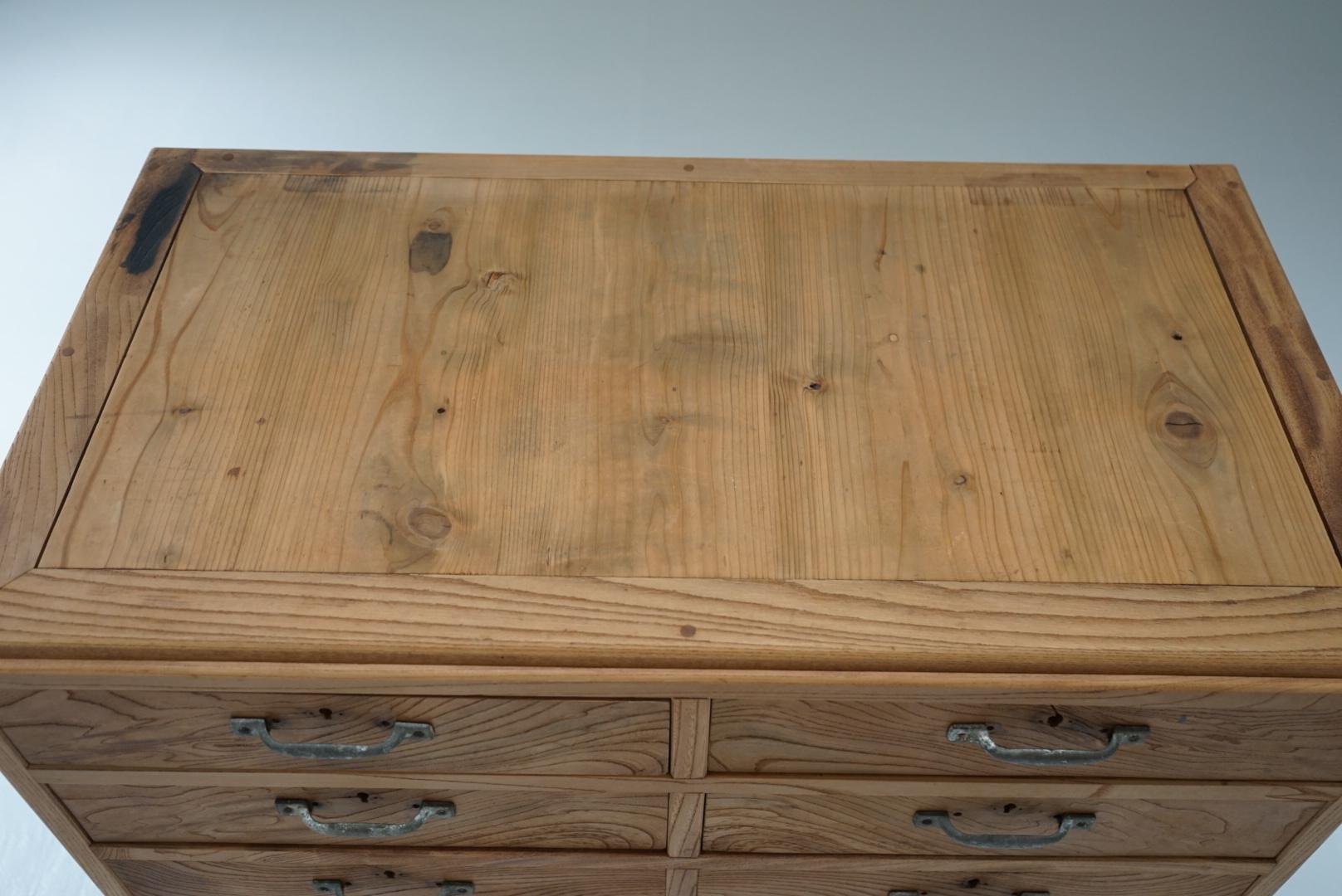 This is an old Japanese chest of drawers.
It is made from zelkova wood.
A beautiful piece with flowing wood grain.
It has a very heavy feel.
It has 11 drawers of various sizes, providing excellent storage capacity.

All drawers move smoothly.
It is