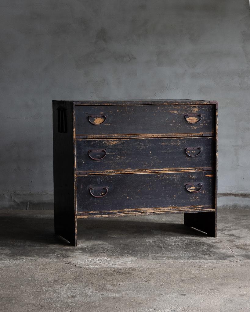 Cette commode ancienne a été fabriquée à l'époque Meiji (1868-1912).

Fabriqué en cèdre japonais et recouvert d'urushi (laque japonaise), il présente une surface joliment altérée qui reflète la dignité tranquille du temps. L'usure naturelle et la
