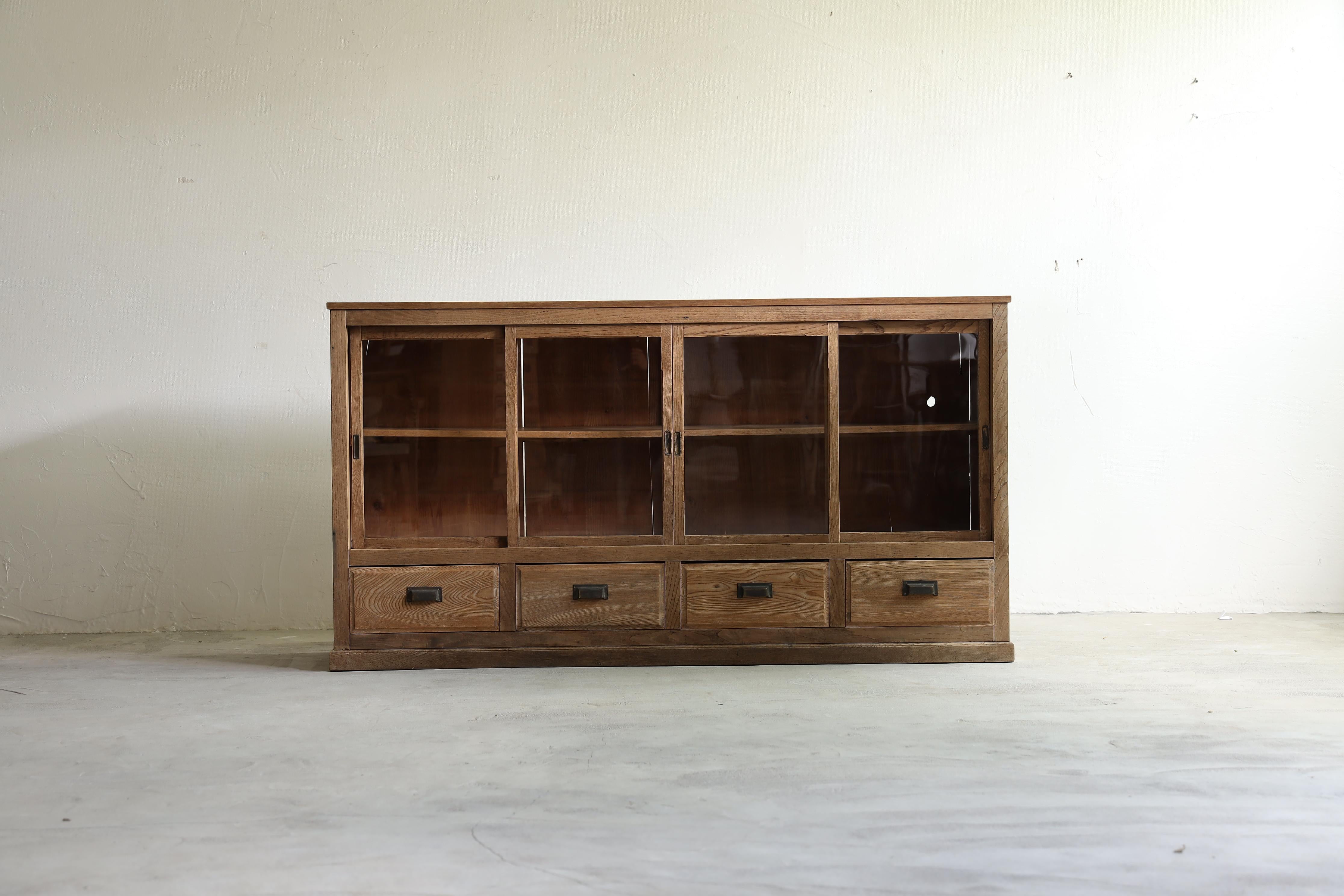 Dieses antike Sideboard ist aus Kastanienholz gefertigt und wirkt ruhig und elegant.

Die solide Maserung und die ruhige braune Farbe sind attraktiv, und Sie können die Schönheit des Kastanienholzes, die sich mit der Zeit vertieft, voll