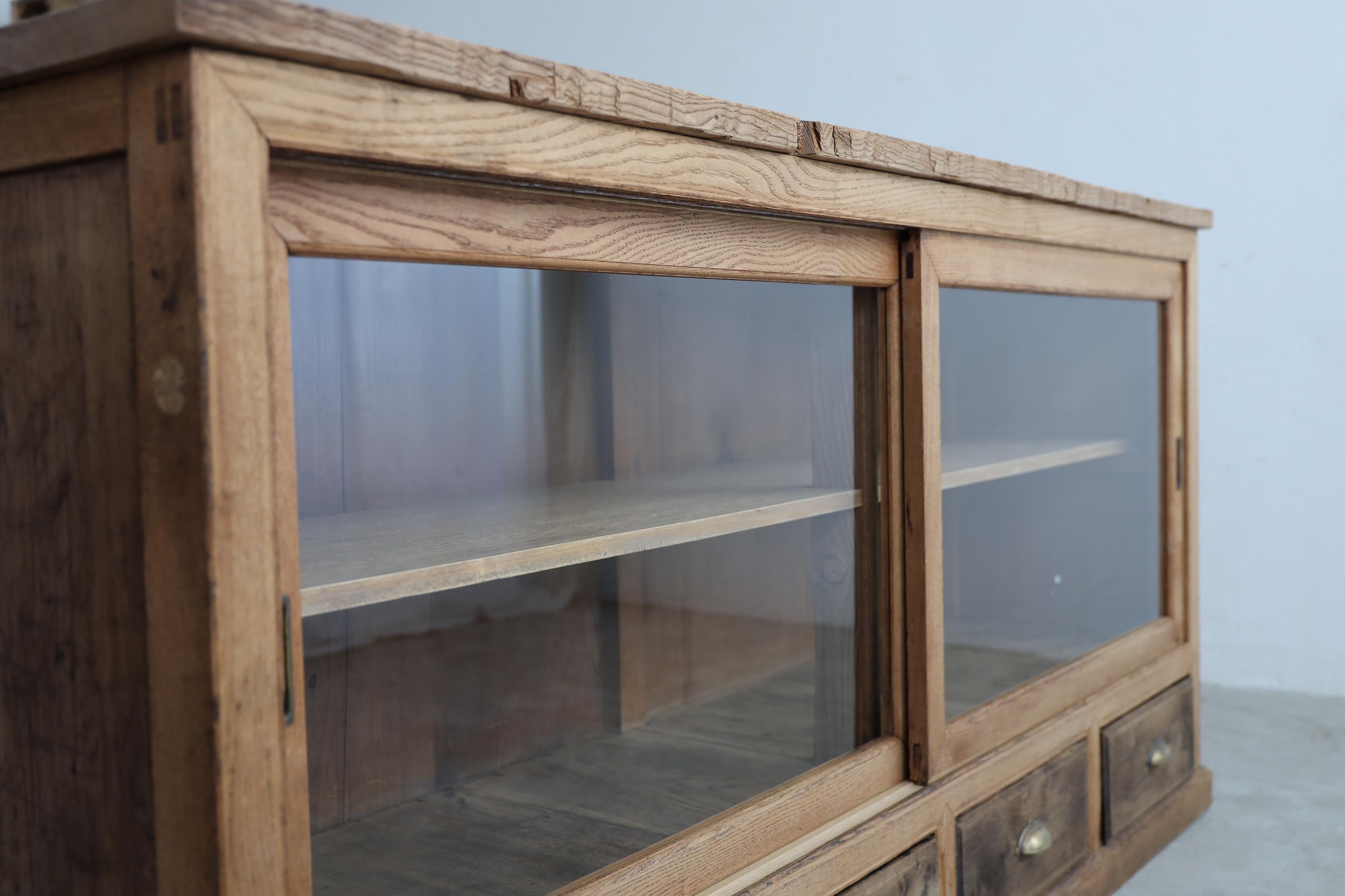 Armoire japonaise ancienne à portes coulissantes en bois de châtaignier, Wabi Sabi, Japandi en vente 6