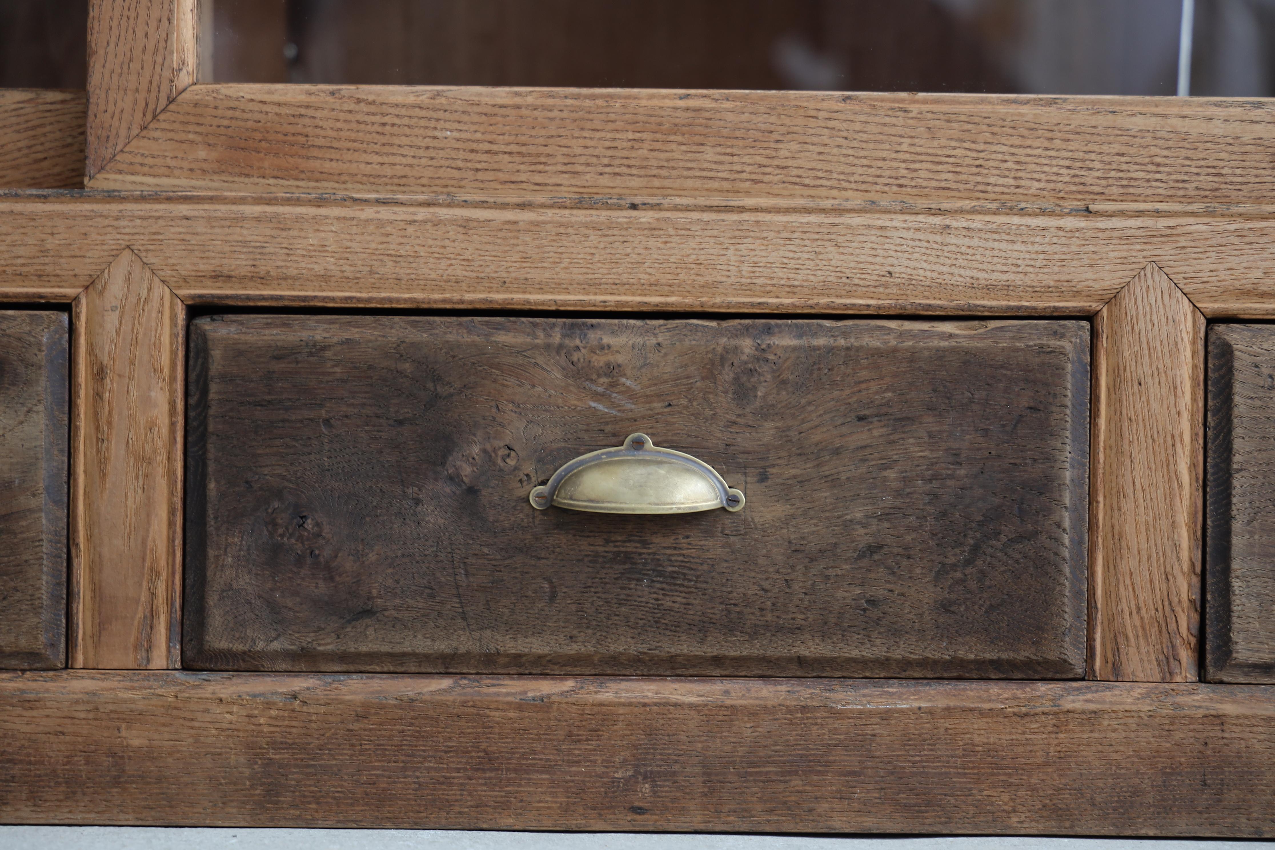 Fait main Armoire japonaise ancienne à portes coulissantes en bois de châtaignier, Wabi Sabi, Japandi en vente