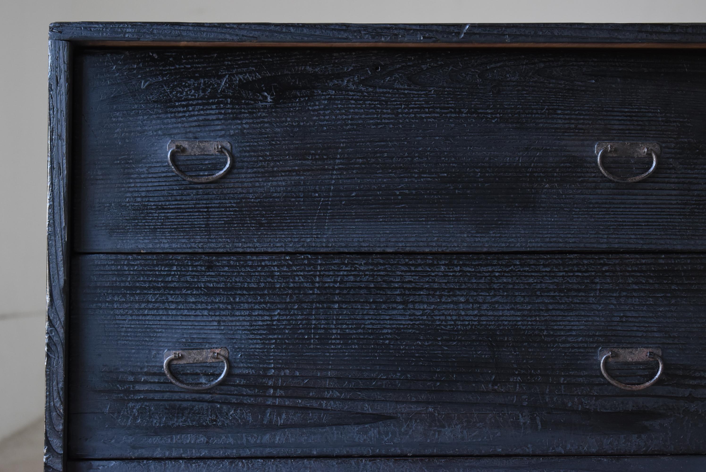 This is a very old Japanese drawer.
This item is from the Meiji era (1860s-1900s).
It is made of cedar wood.

This is a very old Japanese drawer.
It is from the Meiji era (1860s to 1900s).
It is made of cedar wood.

It is a simple and beautiful