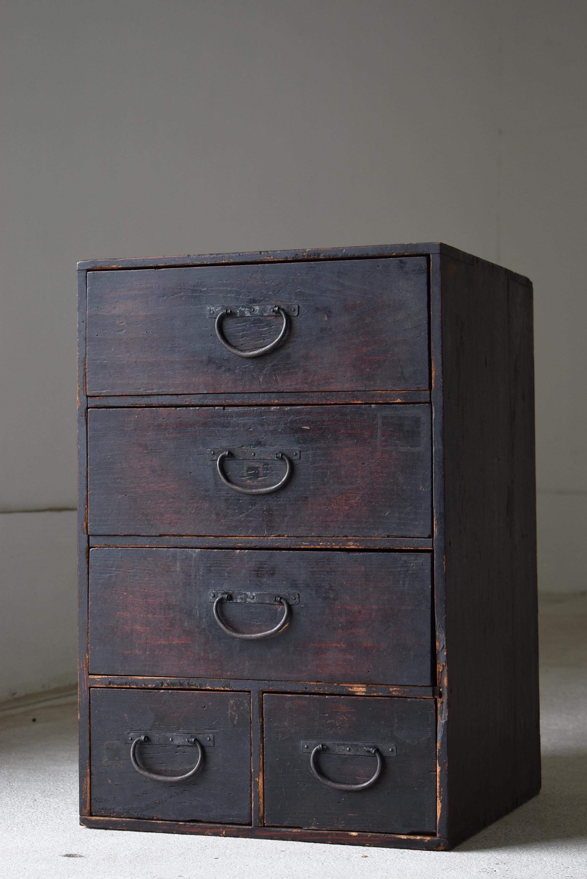 This is a very old Japanese drawer.
It is from the Meiji period (1860s-1900s).
It is made of cedar wood.

It has a simple design with no waste.
It is a very beautiful piece of furniture.

The drawers move smoothly and are in good