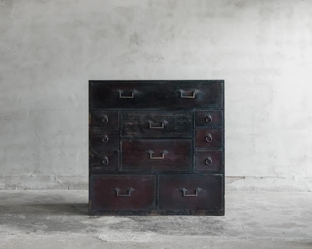 Questa cassettiera antica è stata realizzata nella tarda epoca Meiji (1868-1912).

Questa cassettiera giapponese, realizzata durante l'epoca Meiji, è un pezzo senza tempo che racconta una storia di eleganza e profondità storica. Il suo design