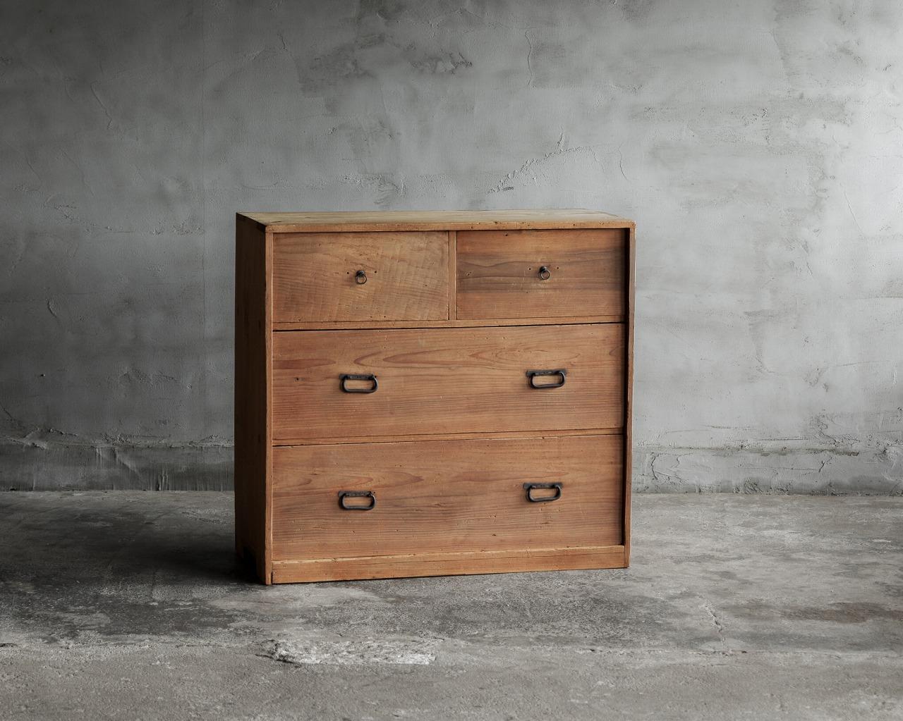 Cette commode ancienne a été fabriquée à la fin de l'ère Meiji (1868-1912).

Fabriquée en bois de cèdre, elle présente de beaux signes de vieillissement qui lui donnent du caractère. 
Le design trouve un équilibre entre le charme robuste et