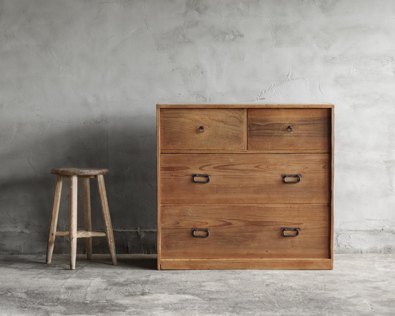 Cèdre Commodes japonaises anciennes de l'ère Meiji (1868-1912)Wabi Sabi en vente