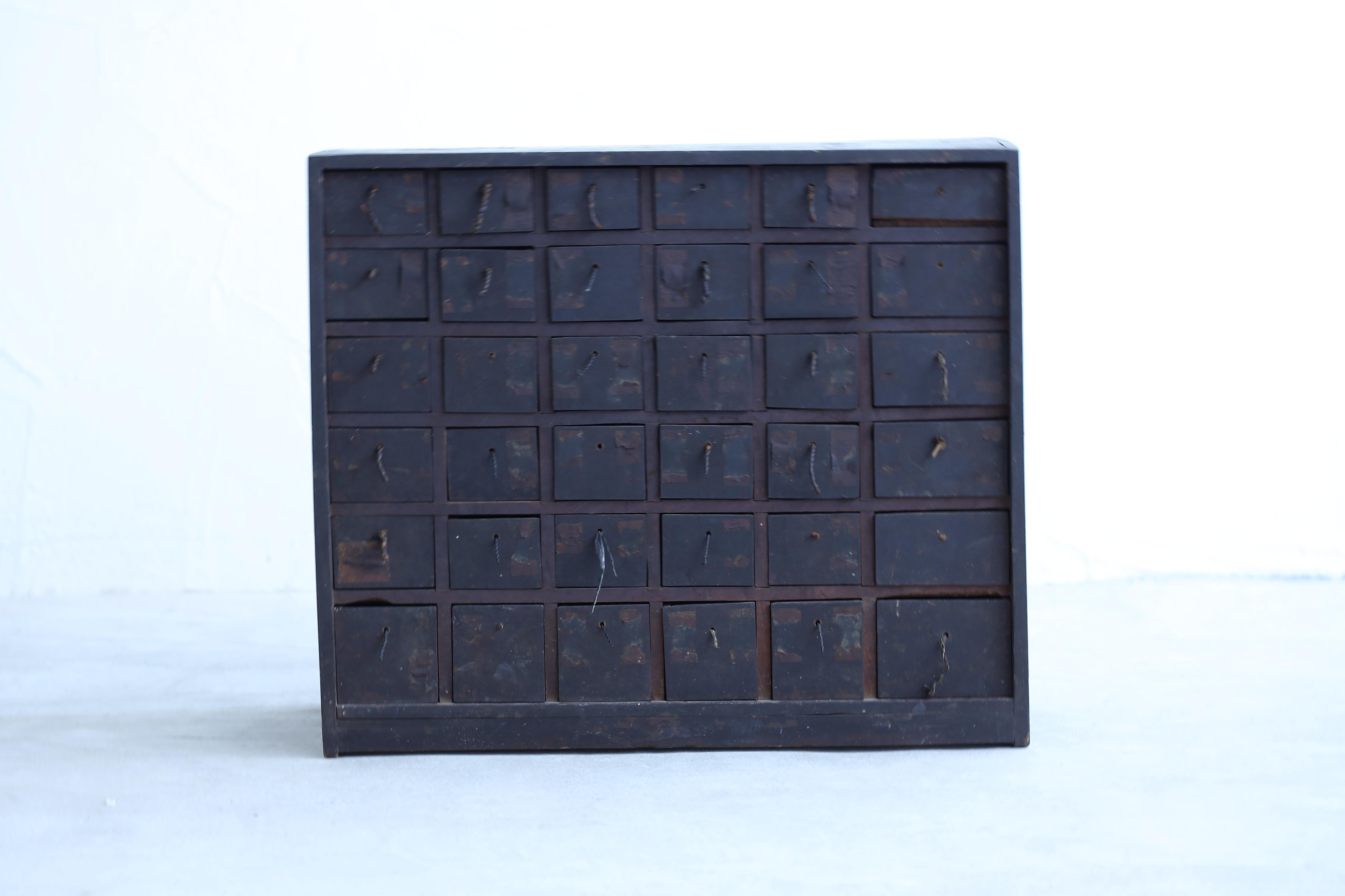 Diese Hausapotheke aus der Meiji-Zeit hat 36 kleine Schubladen und ist äußerst praktisch.

Er kann natürlich als Lagerraum genutzt werden, aber je nach Ihren Vorstellungen kann er auch für eine Vielzahl anderer Zwecke verwendet werden. Es ist ein